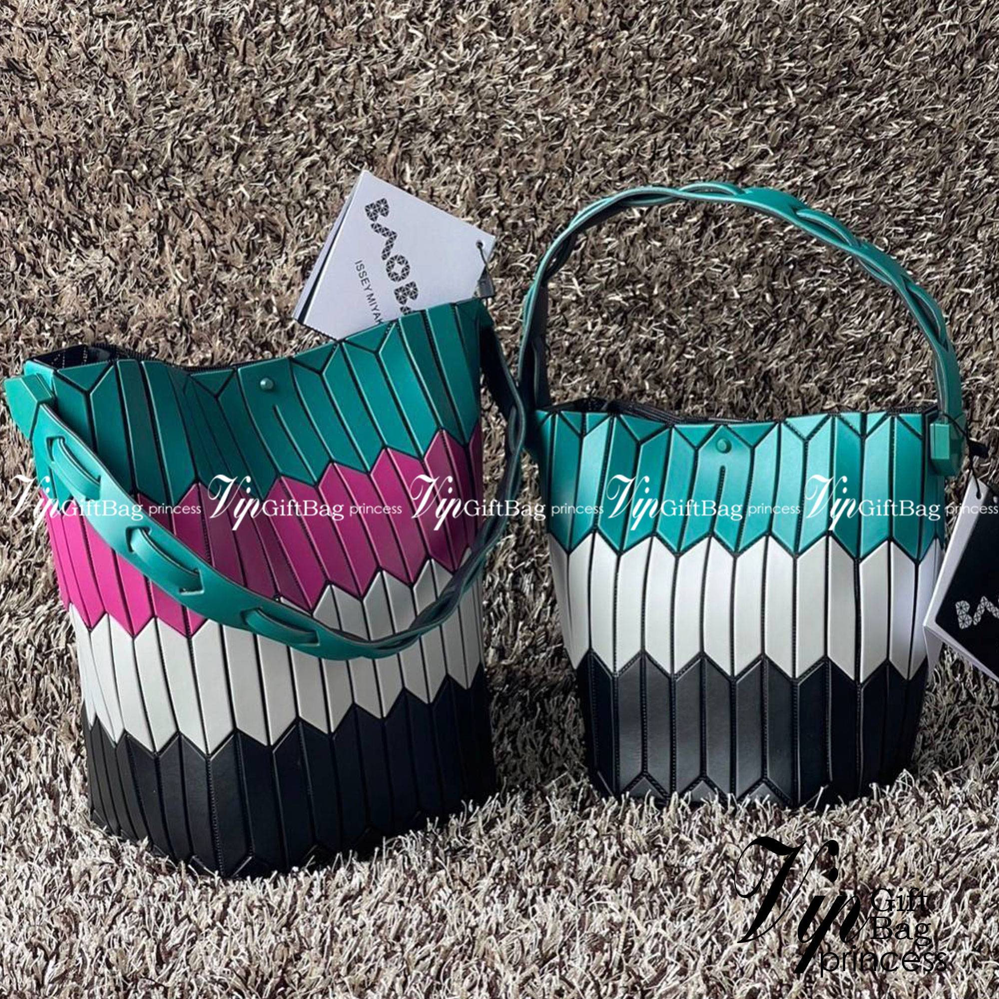 Large : Baobao Issey Miyake Large Bucket กระเป๋าบัคเก็ตขนาดใหญ่สามารถใช้ใส่ร่มพับได้หรือขวดน้ำขนาดเล็กได้ ซีรีย์ใหม่นี้มีจุดเด่นที่แผ่นรูปทรงสี่เหลี่ยมด้านขนานในแนวตั้ง เกิดเป็นรูปทรงสามมิติซึ่งแตกต่างไปจากรูปทรงที่เกิดขึ้นจากแผ่นสามเหลี่ยม หูหิ้วสามารถขย