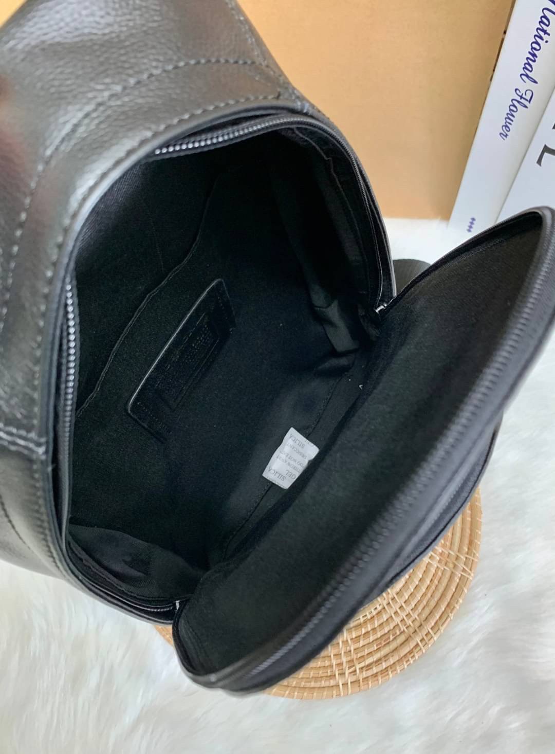 COACH CHARLES PACK ((49312)) กระเป๋าคาดด้านหลัง//หรือคาดอกด้านหน้า รุ่นนี้ใช้หนังแท้ชั้นดี หนังนิ่ม สัมผัสแล้วหลงรักในความนิ่มแน่นอน ด้านหน้ามีให้หนึ่งข่องซิป ช่องหลักแบบซิปคู่ ภายในโล่งลึกใส่สัมภาระจำเป็นในชีวิตประจำวันได้อมีช่องโล่งให้ใส่ของจุกจิกหนึ่งช