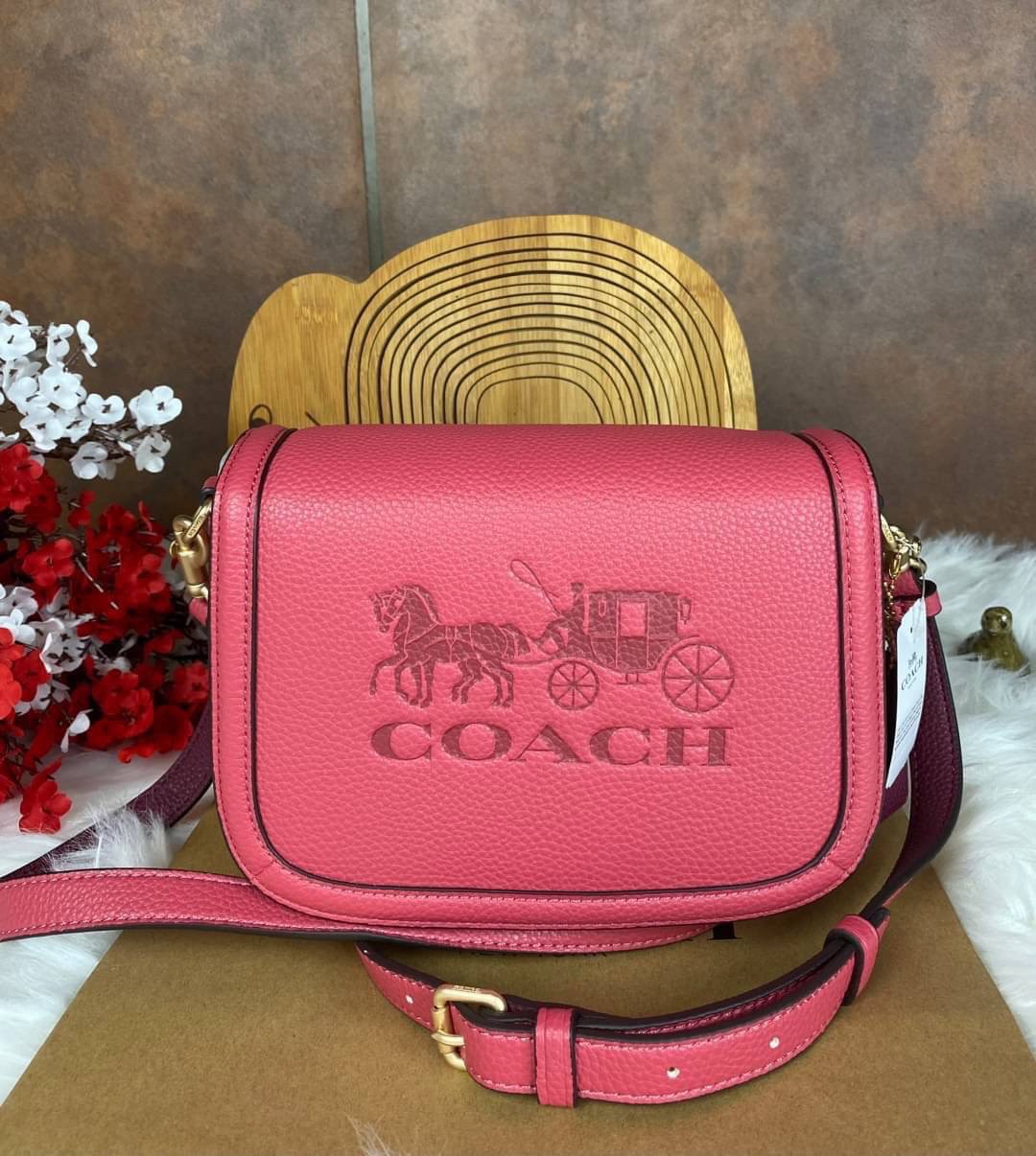 OUTLET 】COACH SADDLE BAG WITH HORSE AND CARRIAGE (COACH C4058) หนังกรวดละเอียดภายในกระเป๋ามัลติฟังก์ชั่น กระดุมแม่เหล็ก ซับในผ้านอกกระเป๋าเปิด สายสะพายถอดได้ สายสะพายยาว 22" สำหรับสะพายไหล่หรือ crossbody