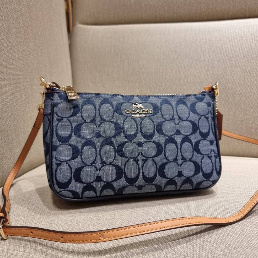 COACH 36674 TOP HANDLE POUCH IN SIGNATURE JACQUARD กระเป๋าทรงพอช ยอดฮิต ยกขึ้นแท่น ด้วยดีไซน์ที่ออกมาให้ใช้งานได้ง่าย ขนาดกำลังเหมาะ วัสดุหนังแคนวาสทนทาน ดีไปหมดขนาดนี้!! คุณลูกค้าถึงสั่งกันรัวๆจริงๆ ภายในโล่งกว้าง ใส่โทรศัพท์ได้ทุกรุ่น มาพร้อมสายคล้องแขน