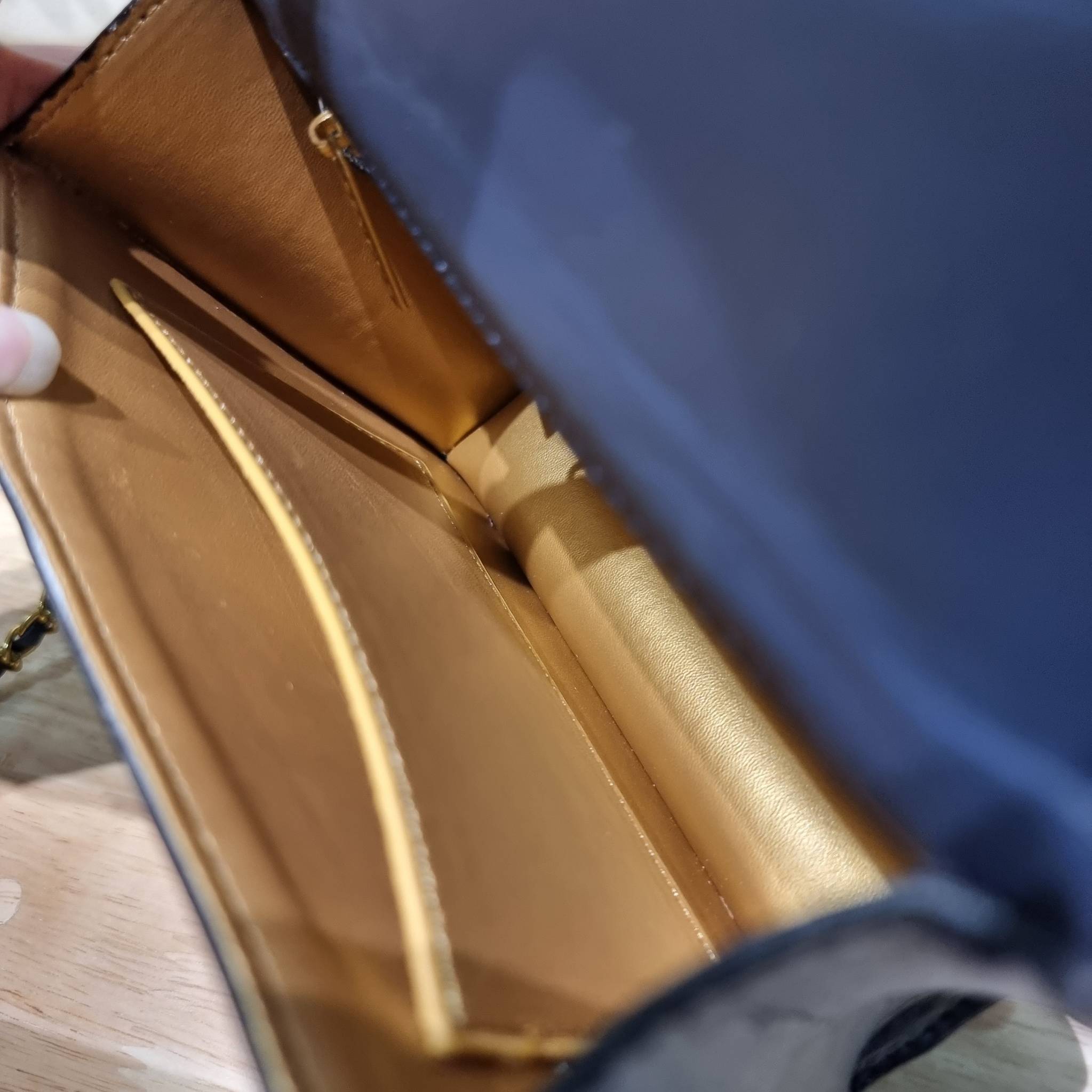 Chanel tweed mini flap bag / Chanel mini top handle กระเป๋าสะพายงานผ้าทวิตเอกลักษณ์เฉพาะของแบรนด์ งานสวยเป๊ะ มาพร้อมสายยาวถอดออกถือสวยๆเริ่ดๆ คิวท์มาก!! ดีเทลน่ารักเพียบ!!