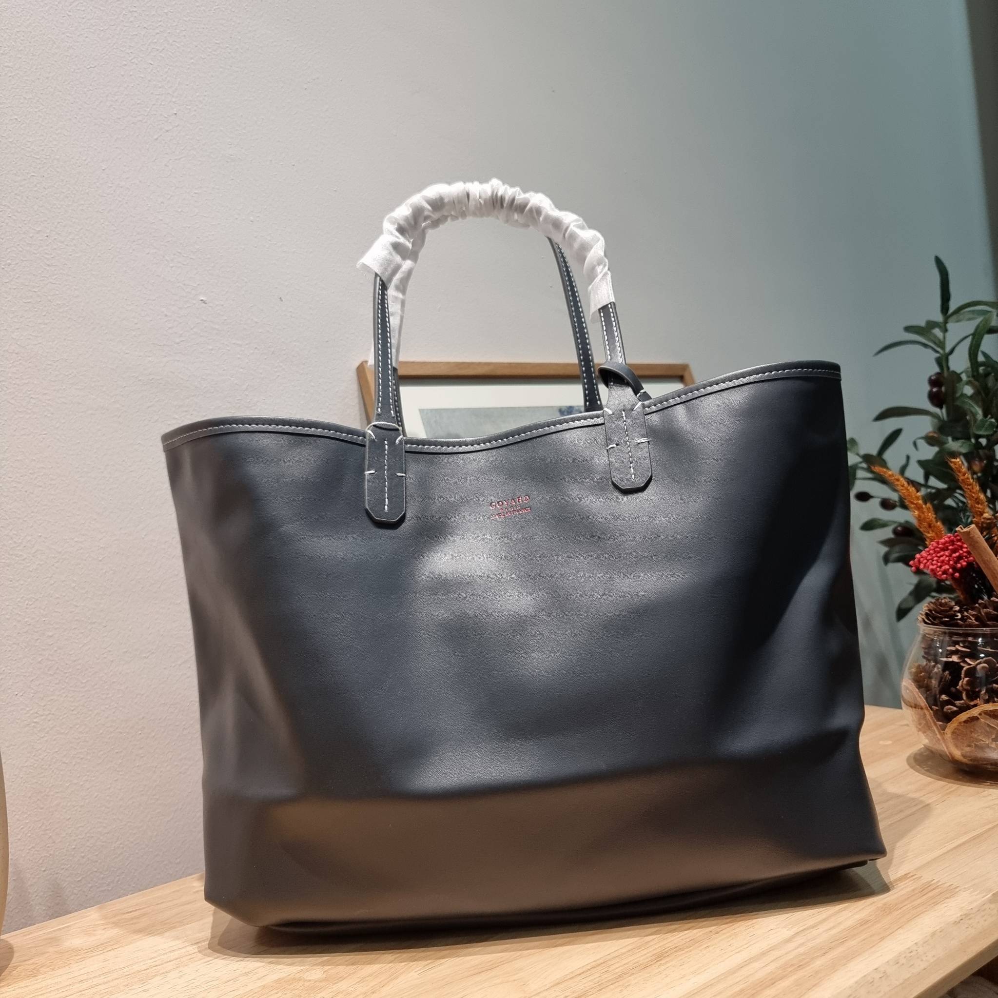 GOYARD ANJOU REVERSIBLE TOTE กระเป๋าสะพายทรงโท้ท ใบใหญ่จุใจ!! กลับด้านใช้ได้ทั้ง 2 ด้าน มาครบสีขายดี เลิศทุกสี รูปทรงคลาสสิค ดีไซน์เป็นเอกลักษณ์ ใช้งานได้หลากหลาย สามารถกลับด้านใช้ได้แบบไม่มีเบื่อ วัสดุหนังแคนวาสพิมพ์ลายสวยคม