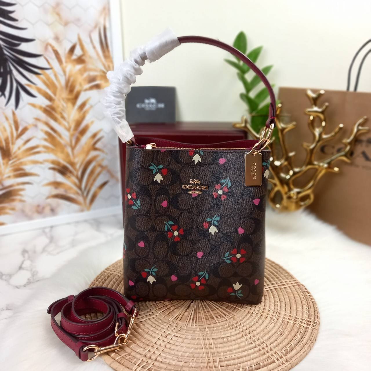 COACH SMALL TOWN BUCKET BAG WITH HEART PETAL PRINT(C7975//C7976)🌺💞กระเป๋าถือ กระเป๋าสะพาย ทรงฮิตยอดนิยมตลอดกาล>>ปริ้นลายดอกไม้รูปหัวใจมินิ น่ารักเกินเบอร์มาก🥰 ไม่ว่าจะออกมาคอลเลคชั่นไหนๆ ก็ครองใจสาวๆไปได้ทุกรุ่น/ วัสดุหนังแคน
