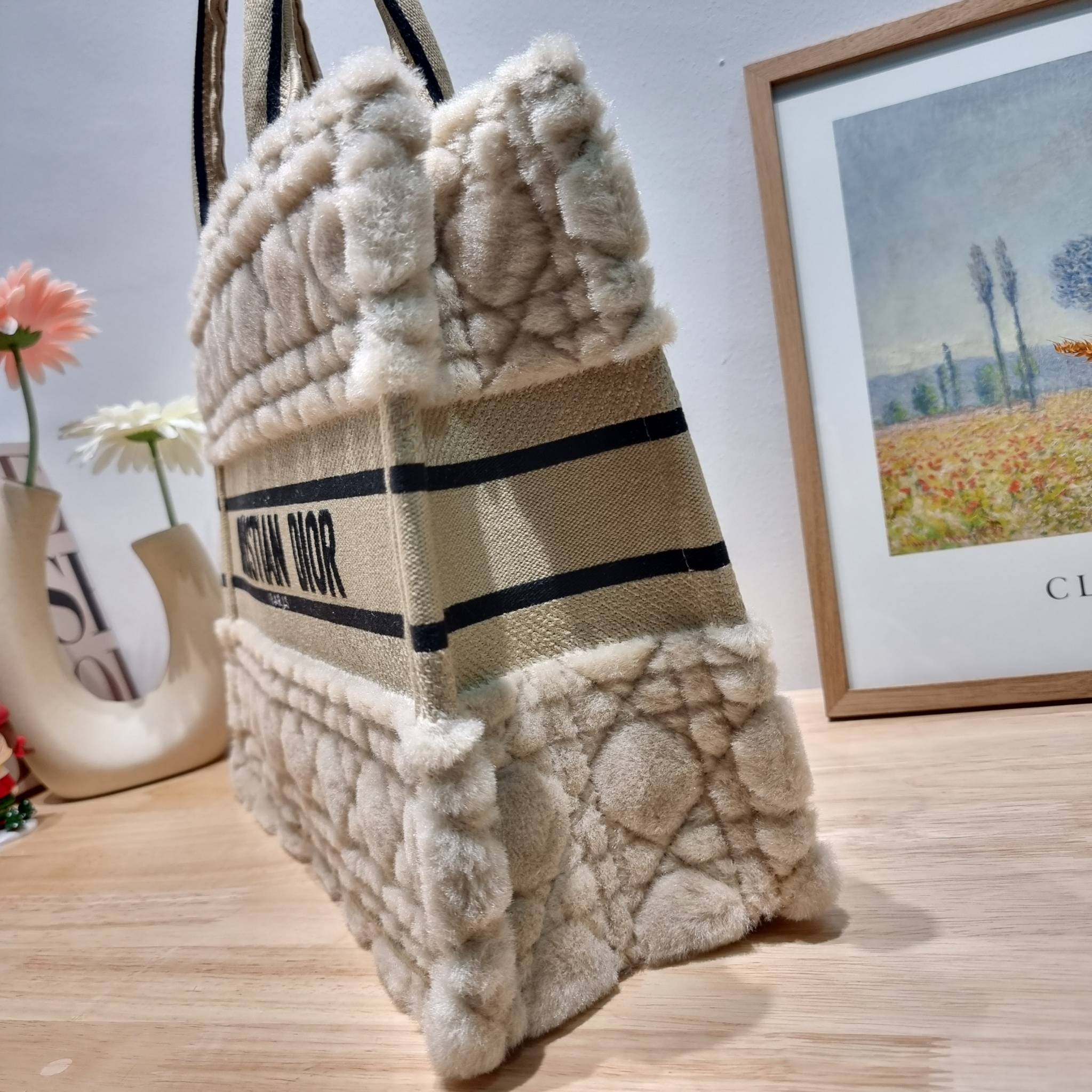 MEDIUM DIOR BOOK TOTE / CD book tote กระเป๋าทรงโท้ทใบใหญ่ ดีไซน์ใหม่ล่าสุด ที่มีทั้งความละมุนและหรูหราในตัว ด้วยการ shearling ขนแกะรอบใบฟูนุ่ม ตัดสลับฟอนท์เอกลักษณ์สวยงาม หูจับในตัวทนทาน ใช้งานง่าย ด้านในกระเป๋ากว้างมาก จุของได้เยอะ ไม่ใช่แค่สวยแถมยังใช้ป