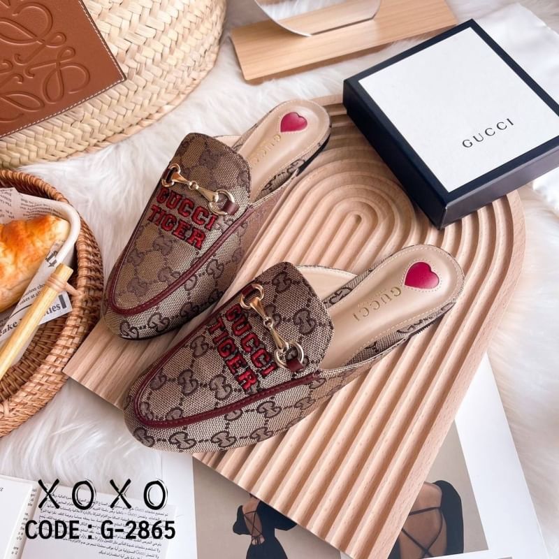 GUCCI รองเท้างานสวม ทรงเปิดส้น ปัก GG tiger (ตามภาพสินค้าจริง) พร้อมว่างอะไหล่ตะขอเกี่ยว สวย หรู (ตัวใหม่ ล่าสุดปีนี้เลยค่ะ) วัสดุผ้าลายแบรนด์ ด้านหน้าโค้งกว้าง ใส่สบาย น้ำหนักเบา แมทส์ชุดง่าย