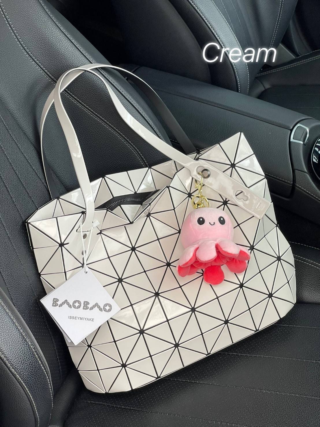 Bao Bao Issey Miyake ROCK MATTE ซีรีส์นี้จะเป็นทรงสี่เหลี่ยมผืนผ้า มีซิปปิดด้านบน ถือเป็นรุ่นที่เหมาะกับการใช้งานในชีวิตประจำวัน สามารถพับมุมและบริเวณด้านล่างของกระเป๋าเพื่อเพิ่มความสะดวกสบายในการใช้งาน ทั้งยังช่วยให้วางกระเป๋าในแนวตั้งได้อีกด้วย แผ่นต่อส