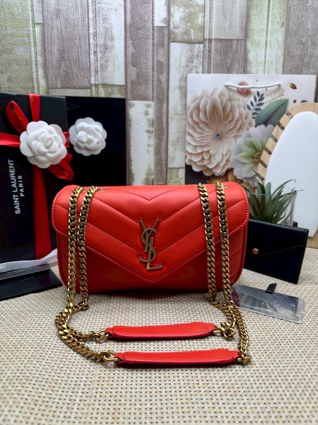 ORI หนังแท้ | YSL LOULOU small in MATELASSÉ กระเป๋าสะพายสายโซ่าีทองหรูหรา งานหนังแท้เนื้อนุ่มตะเข็บเย็บลายเชฟรอนสวยหรูโดดเด่นเป็นเอกลักษณ์ 🤍 เกรดออริจินอล หนังแท้