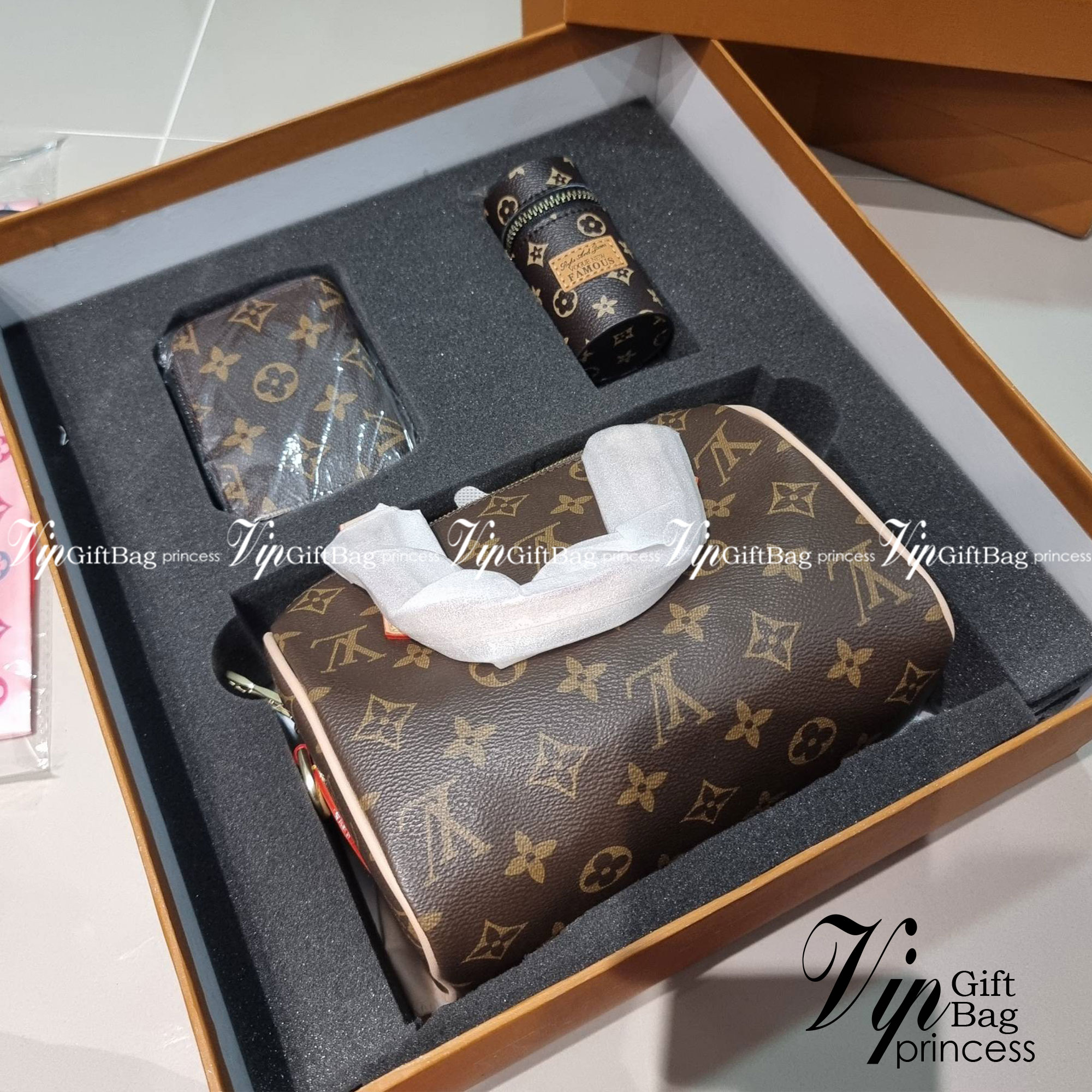 Set 3 ใบ LV Speedy Bandoulière 20 New in!! กับ box set ชวนสะสม ที่จับเอารุ่นยอดฮิต มามิกซ์รวมกับไอเท็มสุดคุ้มของมันต้องมี!! จัดเรียงให้อยู่ในกล่องสุดหรู ไม่ว่าจะตัวกระเป๋า กระเป๋าสตางค์ กระเป๋าจิ๋ว ใบไหนๆก็นำมาใช้งานได้จริง คุ้มค่ามากๆ แถมฟรี! ริบบิ้นลายล