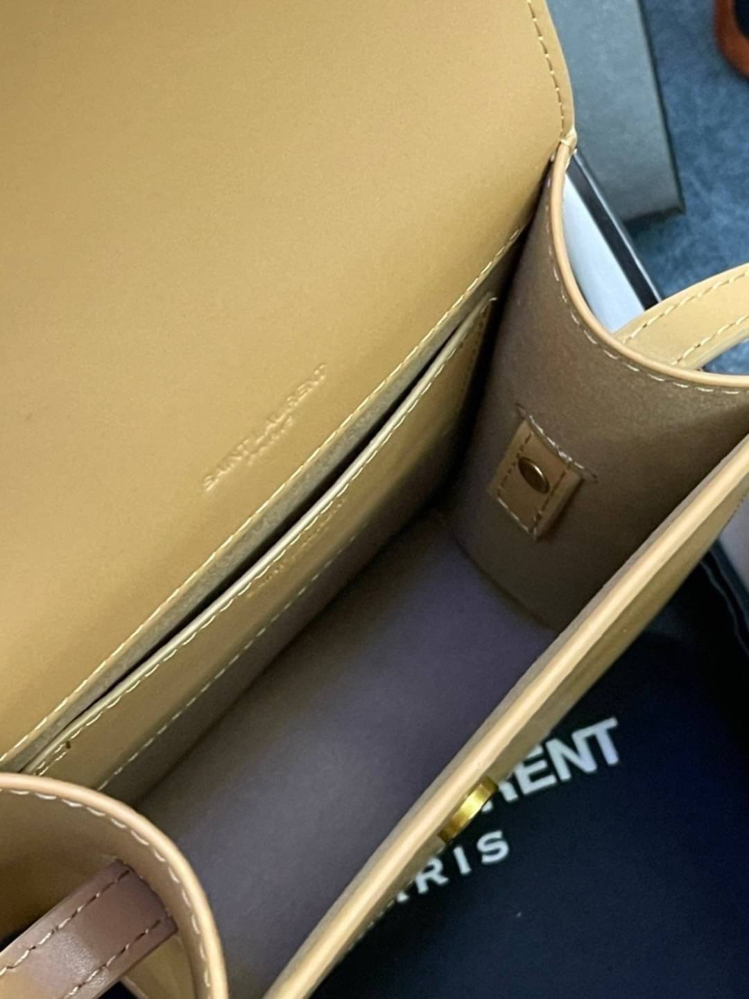 หนังแท้ YSL Yves Saint Laurent small leather shoulder bag กระเป๋าสะพายทรงเหลี่ยมแนวตั้งดีไซน์สวยหรูอยู่ทรงมีโลโก้แบรนด์ด้านหน้า อะไหล่ทองสวยหรู ภายในโล่งกว้าง สายสะพายหนังยาวปรับระดับได้ Rare items เด็ดๆแบบนี้ห้ามพลาด!