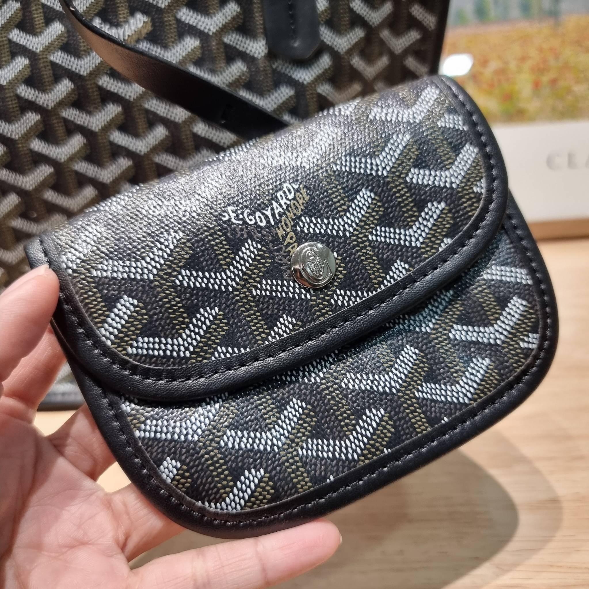 GOYARD MINI ANJOU REVERSIBLE TOTE ฮอตไอเท็ม กับกระเป๋าสะพายทรงโท้ท ไซส์มินิ กะทัดรัดมาก มาครบสีขายดี เลิศทุกสี รูปทรงคลาสสิค ดีไซน์เป็นเอกลักษณ์ ใช้งานได้หลากหลาย สามารถกลับด้านใช้ได้แบบไม่มีเบื่อ