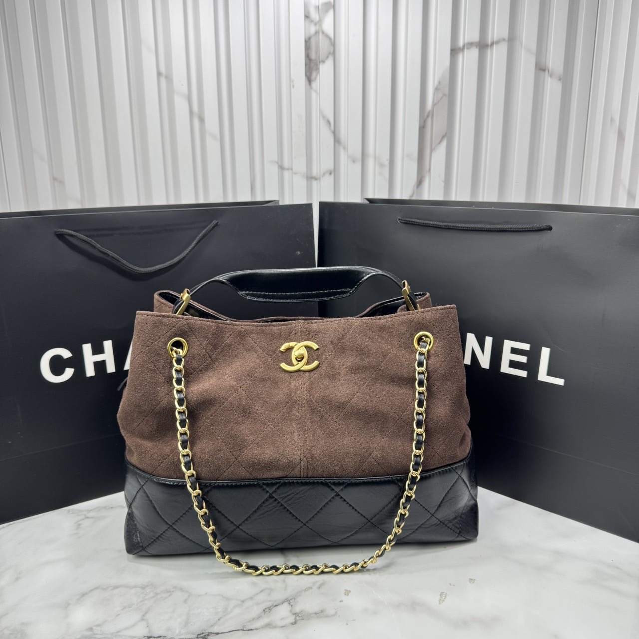 CHANEL Shopping Bag 25A Suede Bag กระเป๋าช้อปปิ้งทรงโท้ทหนังกลับสีทูโทน *สีใหม่น้ำตาลไหม้สีเข้ม ในคอล Métiers Dart 2024/25