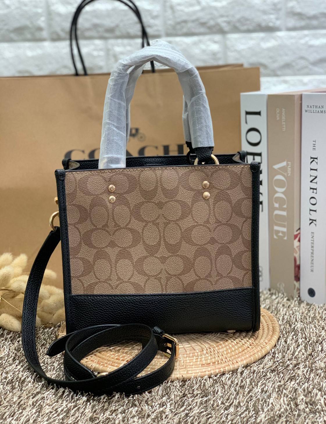 น่าใช้มากๆ สวยเกินราคาไปเลยจร้าา😘 COACH FIELD TOTE 22 SMALL BAG ((C5122)) พร้อมส่งความสวยที่ไทยค่ะ! กระเป๋าหิ้วหรือสะพายข้างได้ หนังแท้นิ่ม ใบจริงสวยมากๆเลยค่ะ ปากกระเป๋าแบบกระดุมแม่เหล็ก ภายในกว้างใส่ของจำเป็นของสาวๆได้เยอะเลย มีช่องซิปและช่องเล็