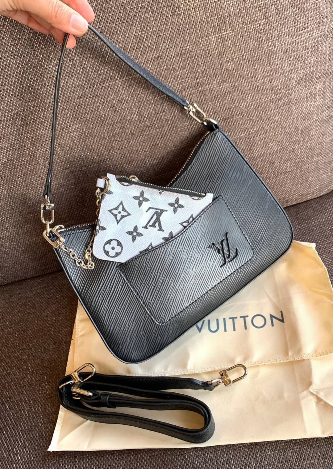 VIP 🥂 LOUIS VUITTON MARELLR EPI LEATHER รุ่นนี้ลายหนังเป็นลายไม้ มีโลโก้แบรนด์แบบฉลุด้านหน้า มาพร้อมกระเป๋าใบลูกแบบซิปจัดเก็บได้ตรงช่องด้านหน้า สามารถถอดออกแยกใช้งานได้ต่างหากนะคะ เปิดปิดกระเป๋าแบบซิป ภายในโล่ง สามารถใส่กระเป๋าเงินใบยาวได้;ของจุกจ