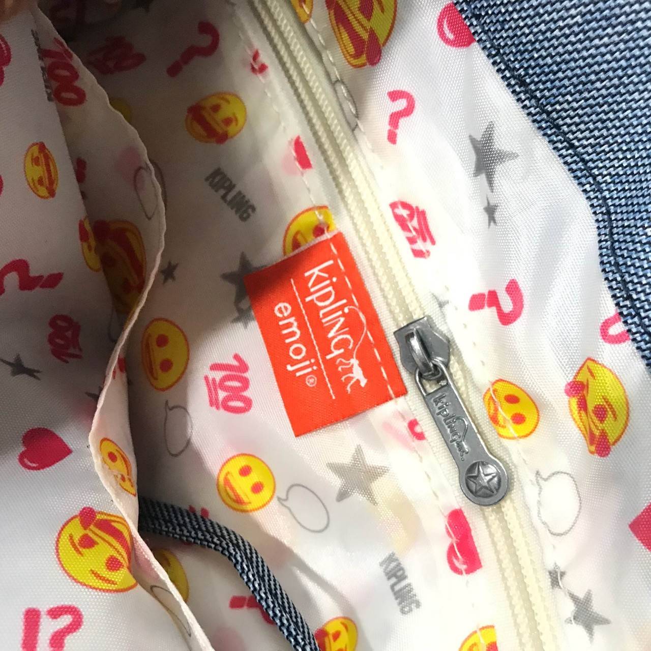 KIPLING EMOJI CITY BACKPACK New in! กระเป๋าเป้แบบฝาปิด Limited Edition คอลเลคชั่น EMOJI ชนช็อป วัสดุ Cotton+Polyester100% เปิดปิดด้วยฝาปิดแถบเข็มขัดและหูรูดด้านใน แต่ง EMOJI น่ารักสุดๆ พวงกุญเเจลิงน้อยถอดเเยกใช้ได้ มีช่องซิปด้านหน้า หัวซิปเเบรนด์ ภายในกว้