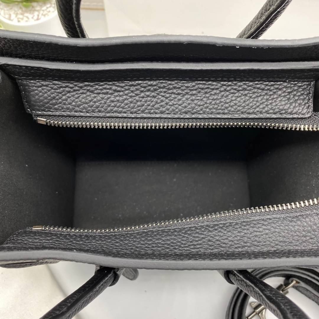 CELINE NANO LUGGAGE BAG IN DRUMMED CALFSKIN เกรดออริจินอล กระเป๋าสะพายรุ่นตามหา ขนาดกำลังดี เปิดปิดด้วยซิปอะไหล่ทองมีที่จับหนัง ด้านในกว้าง มาพร้อมช่องซิปอีกช่อง เป็นอีกทรงที่ฮิตมานานข้ามปี มาพร้อมสายยาวสะพายแบบ CROSSBODYได้ หรือจะถือออกงานก็สวยหรูอีกแบบ 