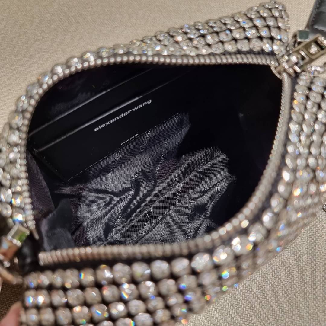 ALEXANDER WANG HEIRESS POUCH IN RHINESTONE MESH จัดให้แบบสุดตัว กับไอเท็มที่สาวๆต่างเรียกร้อง กับกระเป๋าพอชตกแต่งพลอยเทียม หรูหรา โดดเด่น ดูแพง ด้วยการตัดเย็บเรียงร้อยลงบนตาข่ายเนื้อละเอียด ทำให้ดูดีมีราคางดงามจริงๆ เปิด-ปิดด้วยซิป ขนาดกำลังสวย ภายในเป็นช