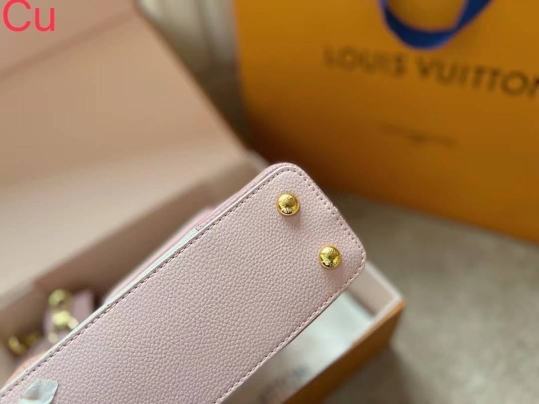LV CAPUCINES top handle 8" ที่สุดของความสวยในราคาเบาๆ กระเป๋าถือสุดหรู สีสวยขับผิว ทำให้ไอเท็มนี้สะกดทุกสายตาจริงๆ มาพร้อมหูจับดีไซน์ทรงคลาสสิค ดีงามม้ากกกก!! ด้วยรูปทรงวินเทจ พร้อมส่งครบ box set ในราคาที่คุ้มที่สุด จัดเถอะค่า ยืนยันว่าสวยคุ้ม!!