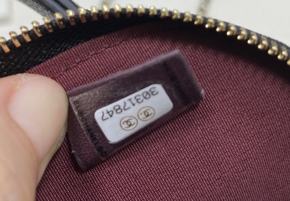 ORI หนังแท้ | Chanel Clutch with chain Bag / Chanel Bucket Bag กระเป๋าถือ กระเป๋าสะพายรุ่นใหม่ล่าสุด ในคอลเลกชัน Métiers d’art ปี 2024/25 ด้วยลูกเล่นของเนื้อสัมผัสและรูปแบบ