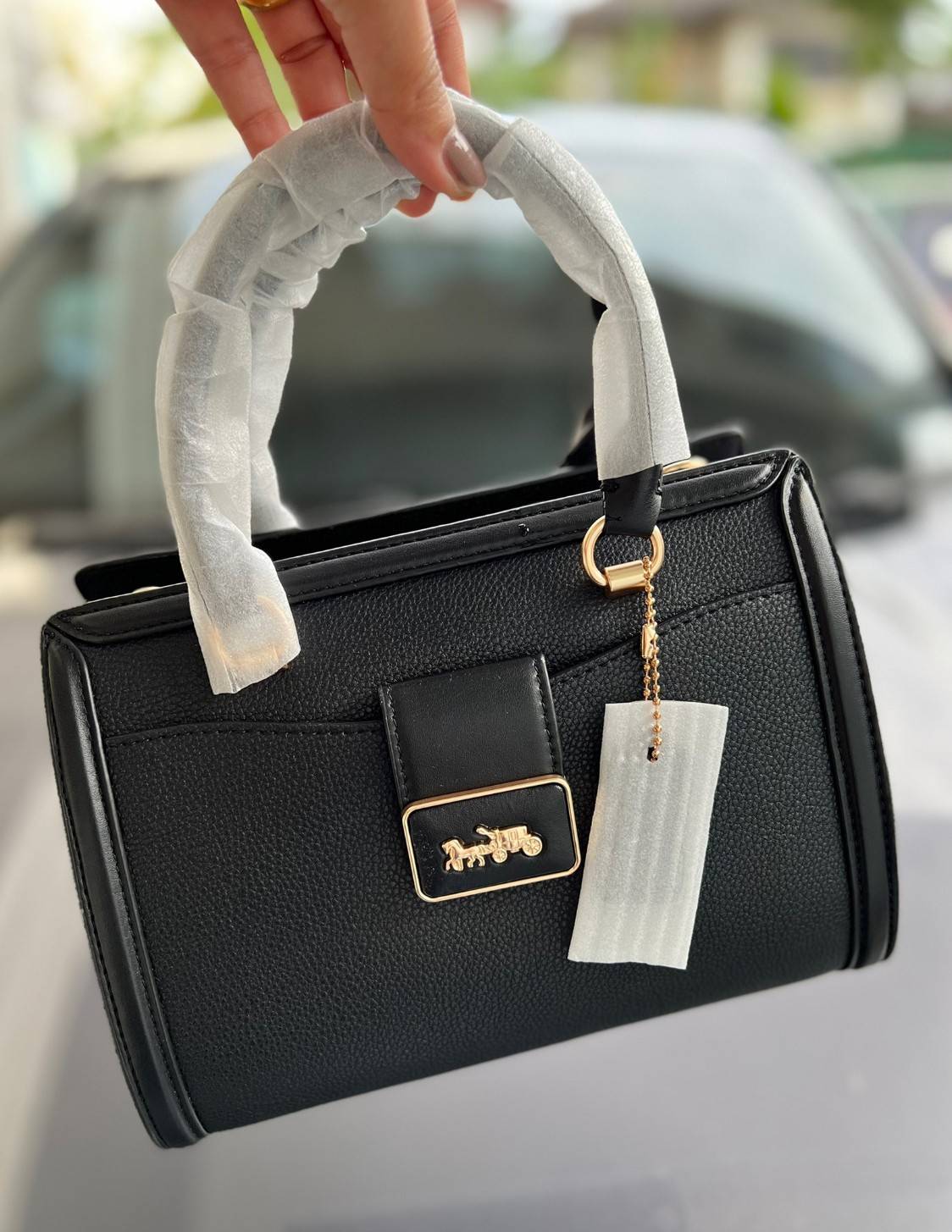 COACH GRACE CARRYALL BAG((cc141)) สวย หรู มาเลยจ้าา พร้อมส่ง! กระเป๋าหิ้ว//สะพายแบบครอสบอดี้ร์ หนังแท้ ทรงสวยหรู อัพลุคให้คุณผู้หญิงดูดีได้เลยทีเดียวค่ะ ด้านหน้าออกแบบเป็นช่องกระดุมแม่เหล็กพร้อมป้ายโละหะแบรนด์เด่นหรูค่ะ เปิด-ปิดกระเป๋าด้วยซิป ภายในใส่กระเ