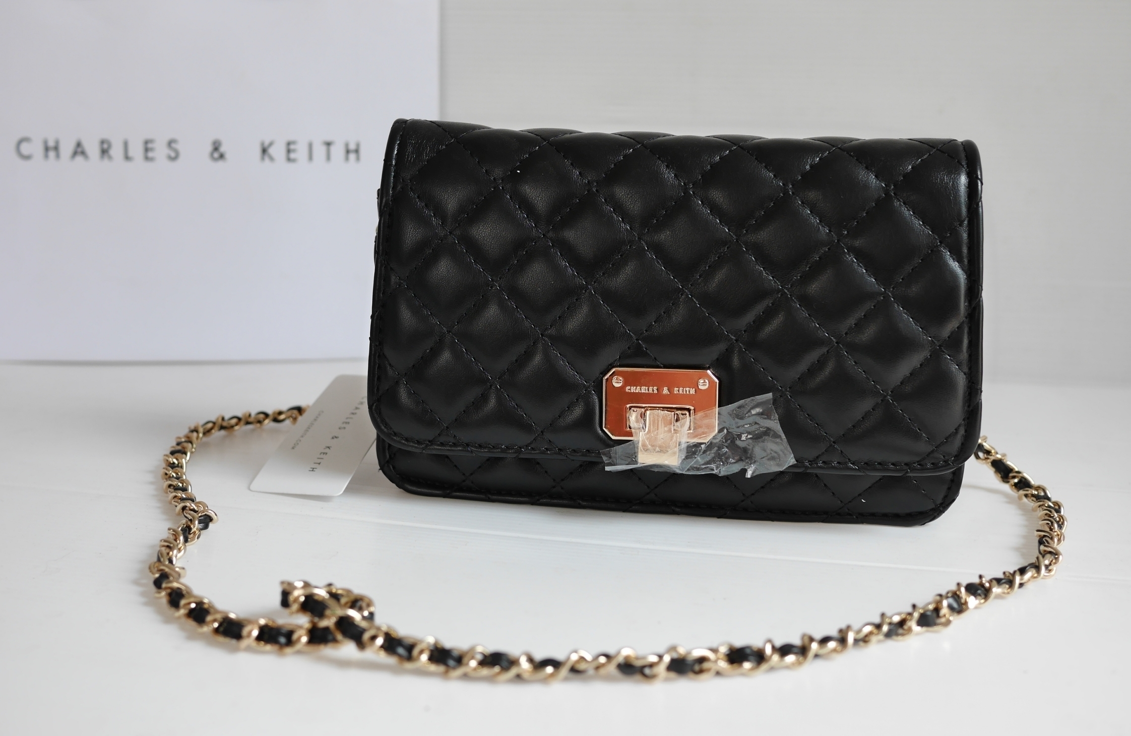 Charles & Keith Quilted Clutch (Black) กระเป๋าสะพายข้างใบเล็กกะทัดรัด วัสดุหนัง ดีไซน์ลายตาราง ปรับถือเป็น cluth ได้ มาพร้อมสายโซ่สลับหนังสวยหรู สไตล์ chanel เปิดปิดด้วยตัวล็อค ฝาเปิดด้านในมีช่องซิป เล็ก 1 ช่อง ใบนี้ mix&match ได้ทุกสไตล์การแต่งตัวค่ะ