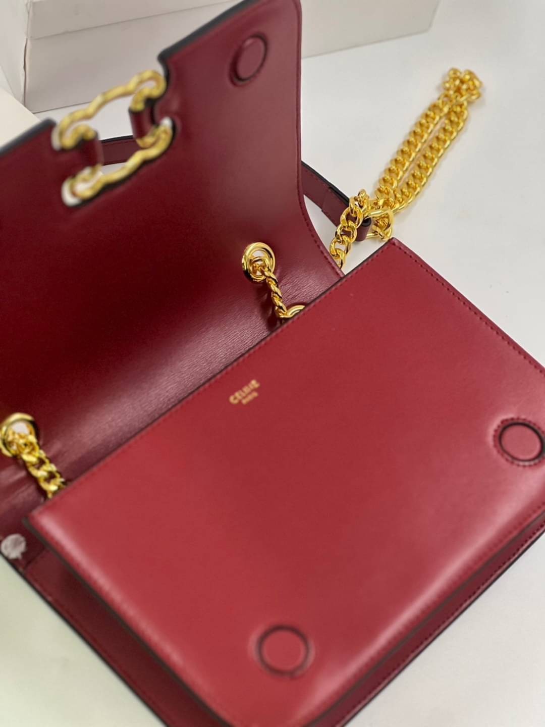 CELINE Classique Triomphe Bag in shiny / CELINE TRIOMPHE WITH CHAIN กระเป๋าสะพายทรงกล่องคล้าย Classic Box แต่มีรุ่นใหม่ออกแบบโลโก้สะดุดตาวินเทจ ด้วยดีไซน์ที่ดูโฉบเฉี่ยว