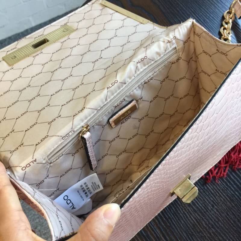 ALDO Bergantino Cross Body Handbag กระเป๋าถือหรือสะพายรุ่นใหม่ล่าสุดจาก ALDO แบรนด์ดังแคนนาดาดีไซน์สุดชิคน่ารักมุ้งมิ้งปักเลื่อมลายนกกระเรียนสวยสดใส พร้อมห้อยฟู่ฟรุ้งฟริ้ง เปิดปิดด้วยล๊อคบิดอะไหล่ทอง ภายในมีโลโก้ ช่องซิปและช่องใส่มือถือใส่กระเป๋าสตางค์ยาว