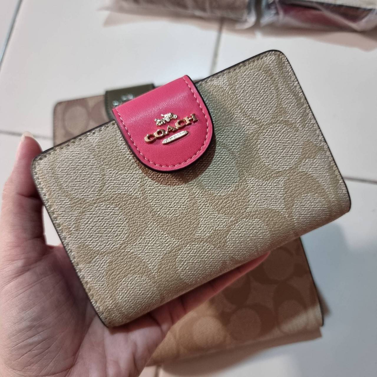 COACH C0082 MEDIUM CORNER ZIP WALLET IN SIGNATURE CANVAS ดีไซน์ใหม่ล่าสุด!! กระเป๋าสตางค์ใบกลาง 👛 ขนาดกำลังเหมาะมือ วัสดุหนังแคนวาสเคลือบลาย ดูแลรักษาง่าย มีช่องใส่บัตรและธนบัตรครบ และช่องซิปแยกไว้ใส่เหรียญ ครบเซ็ทแบบนี้เหมาะส่งต่อเป็นของขวัญที่สุ
