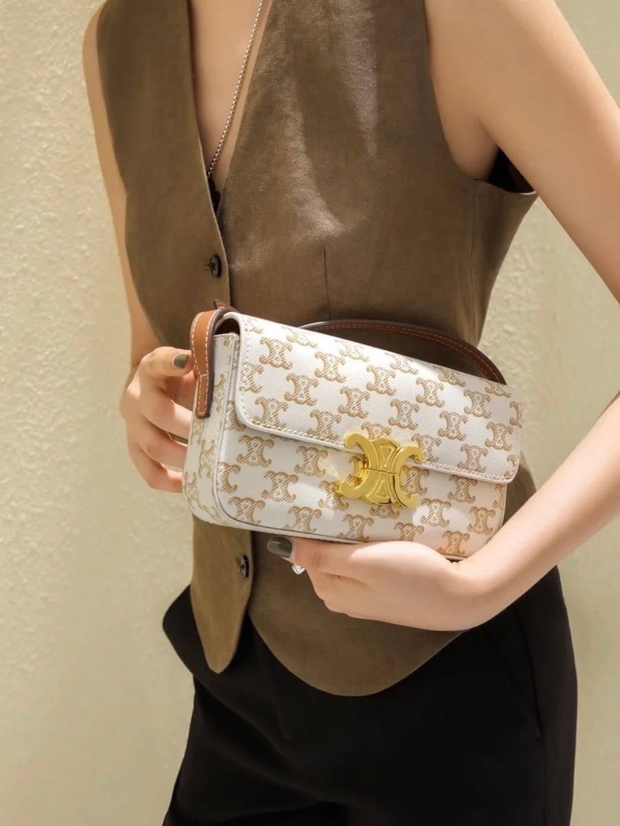 CELINE TRIOMPHE SHOULDER BAG งานหนังทั้งใบลายสวยหรู ด้านในเปิดด้วยด้วยที่บีบโลโก้อะไหล่ทอง จุของได้กำลังดี ใส่โทรศัพท์ กระเป๋าสตางค์ใบสั้น ของจุกจิกได้ เหมาะกับสาวๆในวันที่อยากสะพายชิลๆ ห้ามพลาดค่ะ!