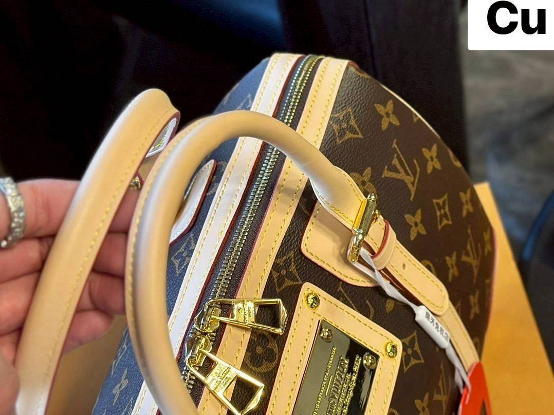 LV BOLSA BERKELEY MONOGRAM BAG กระเป๋าสะพายทรงหมอนดีไซน์วินเทจใบใหญ่ แต่งเพลทสีทองปั้มโลโก้ด้านหน้าสวยหรูโดดเด่น หูจับในตัวและสายคล้องไหล่ รูปทรงสวยตลอดกาล