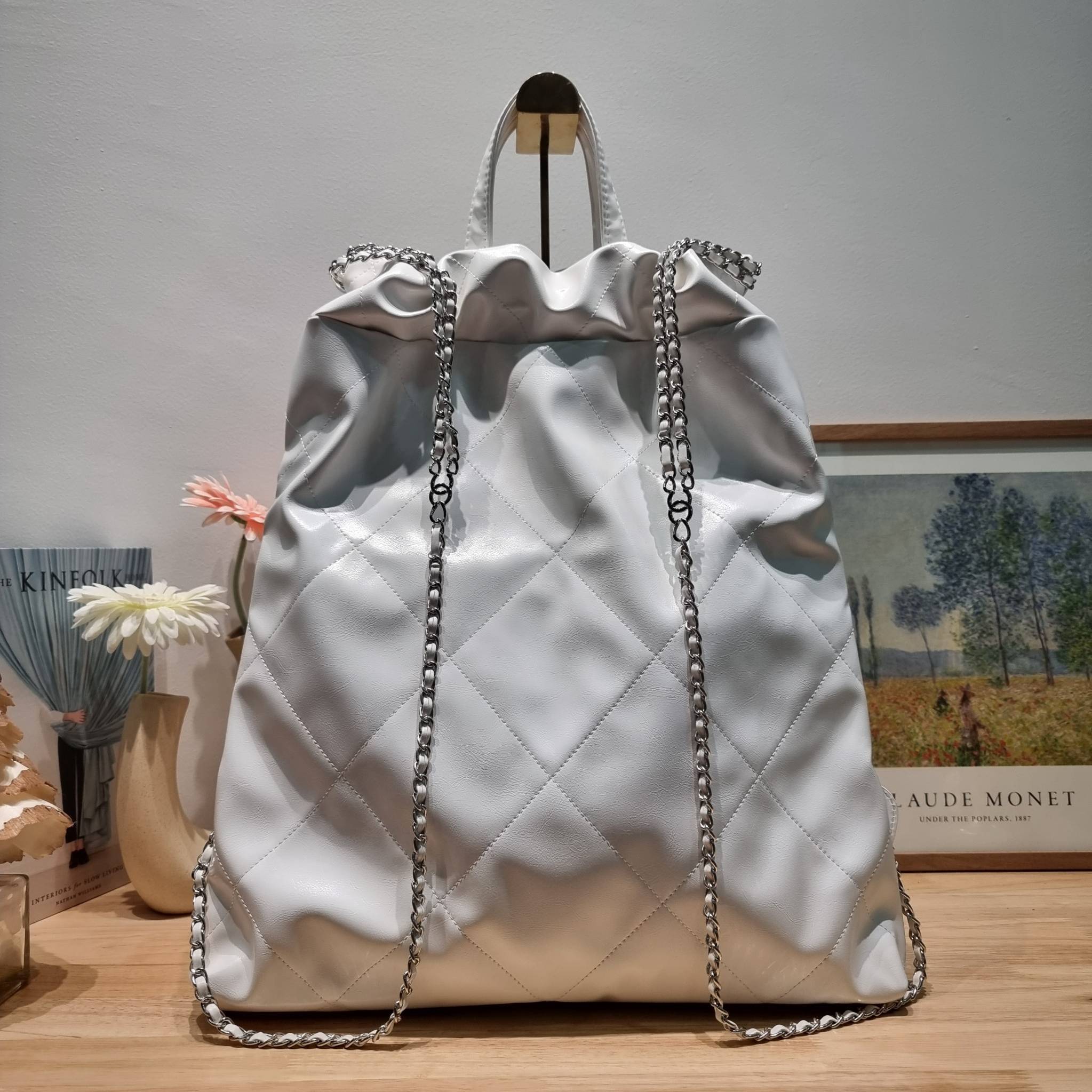 Chanel 22 large backpack เกินต้านที่สุดกับไอเท็มนี้ ที่รอบนี้จัดหนักให้ไปเลยกับไซส์ใหญ่สุด กระเป๋าทรงแบคแพค สะดวกใช้งานมากๆ