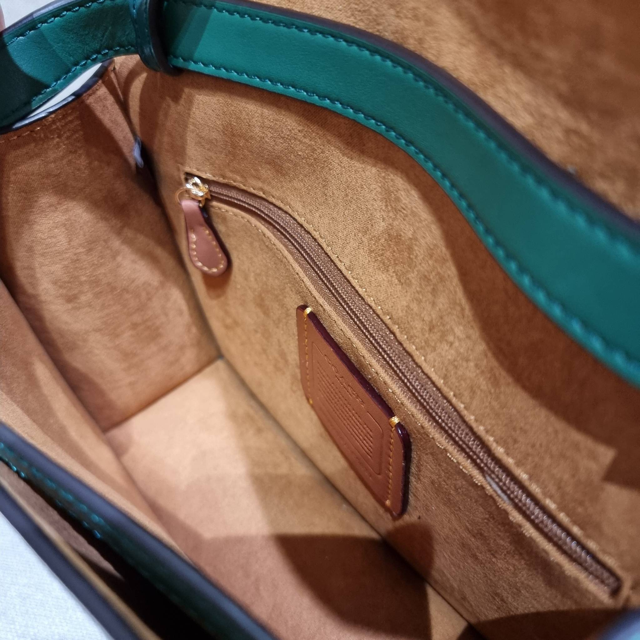 COACH C5631 BRYNN FLAP CROSSBODY แซ่บที่สุด ใหม่ที่สุด!! คอลเลคชั่นใหม่!! มองยังไงก็หลงรักละสายตาไม่ไหว กระเป๋าสะพายข้างลุคไฮน์ ที่ดีไซน์ออกมาได้ปัง และดูแพงมากๆ ด้วยดีเทลคลาสสิค รูปทรงใช้งานง่าย เรียบๆแต่มีดีเทล วัสดุหนังลายจระเข้ สวยม้าก!!! เปิด-ปิดด้วย