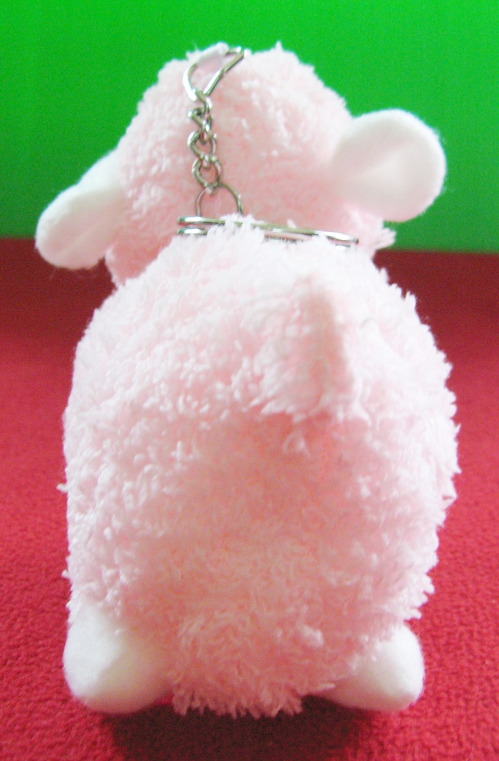 พวงกุญแจตุ๊กตาแกะสีชมพู จากสวนผึ้ง จ.ราชบุรี ค่ะ
