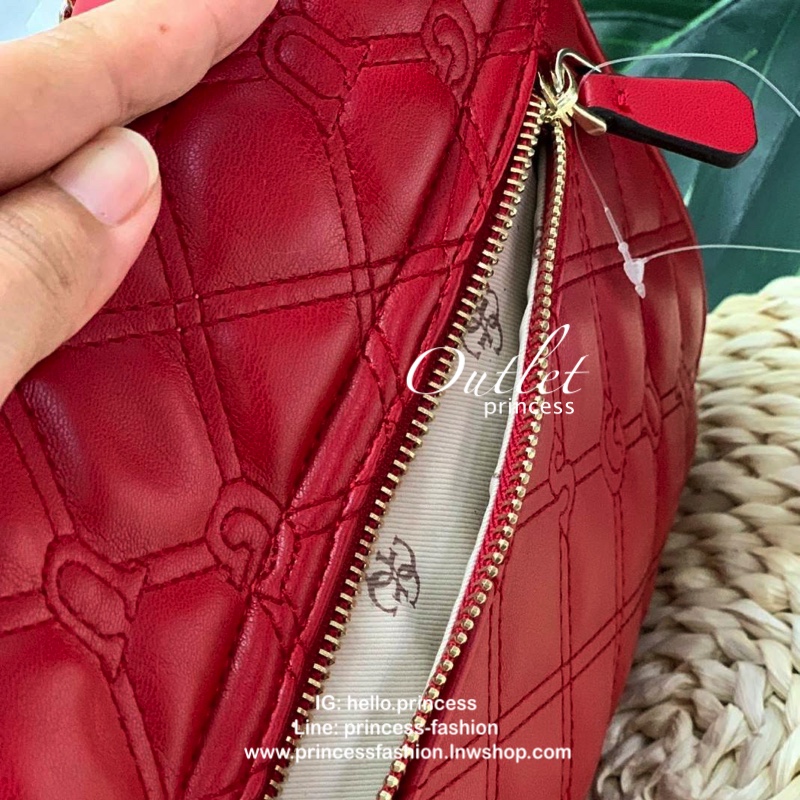 GUESS LOLLI CONVERTIBLE CROSSBODY BAG รุ่นแนะนำค่ะ!! กระเป๋าสะพายข้าง//ทบสายสะพายไหล่ได้ วัสดุหนังลายนวม ด้านหน้ามีอะไหล่โลโก้แบรนด์ เปิดปิดกระเป๋าแบบกระดุมแม่เหล็ก ภายในกว้างสามารถใส่ของจุ ใส่กระเป๋าสตางค์ใบยาวได้ค่ะ มีช่องซิปและช่องเล็กใส่ของจุกจิกน่ะค่