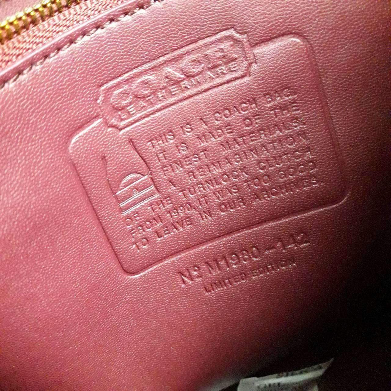 OUTLET 】COACH TURNLOCK CURVED TOP HANDLE CROSSBODY IN SIGNATURE CANVAS (COACH 142) 💝รุ่นนี้ เห็นแล้วหลงรักเลย เสน่ห์ทะลุมาก ทรงสวย ดีไซน์แปลกตา ดูแตกต่าง ขนาดกำลังดี ตัวกระเป๋า หนังแท้ผสมแคนวาสคุณภาพดีสุดๆ มีสายสะพายยาวสามารถถอดออกได้ จะถือ หรือสะ