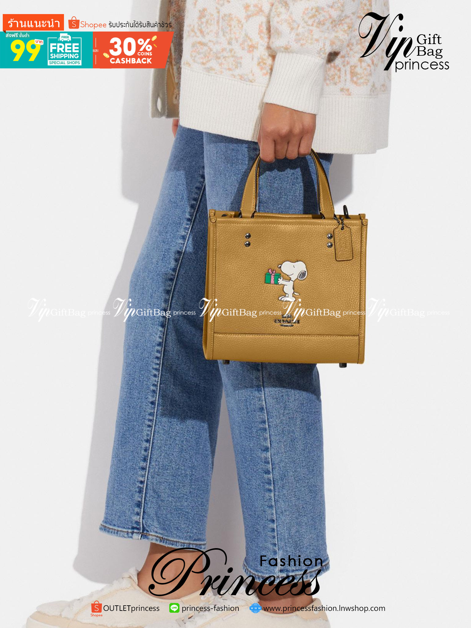 coach x peanuts dempsey tote 22 with snoopy present motif CE918 คอลเลคชั่นใหม่ น้องน่ารักเกินต้านไปมาก!! กับกระเป๋าทรงโท้ท ไซส์กำลังสวย ดีไซน์ ลายการ์ตูนยอดฮิต ที่ใครๆก็ต้องรู้จัก พิมพ์คมชัดลงบนหนัง pepble ผิวสัมน่าใช้ ปากกระเป๋ามีกระดุมแม่เหล็กปิดกันของห