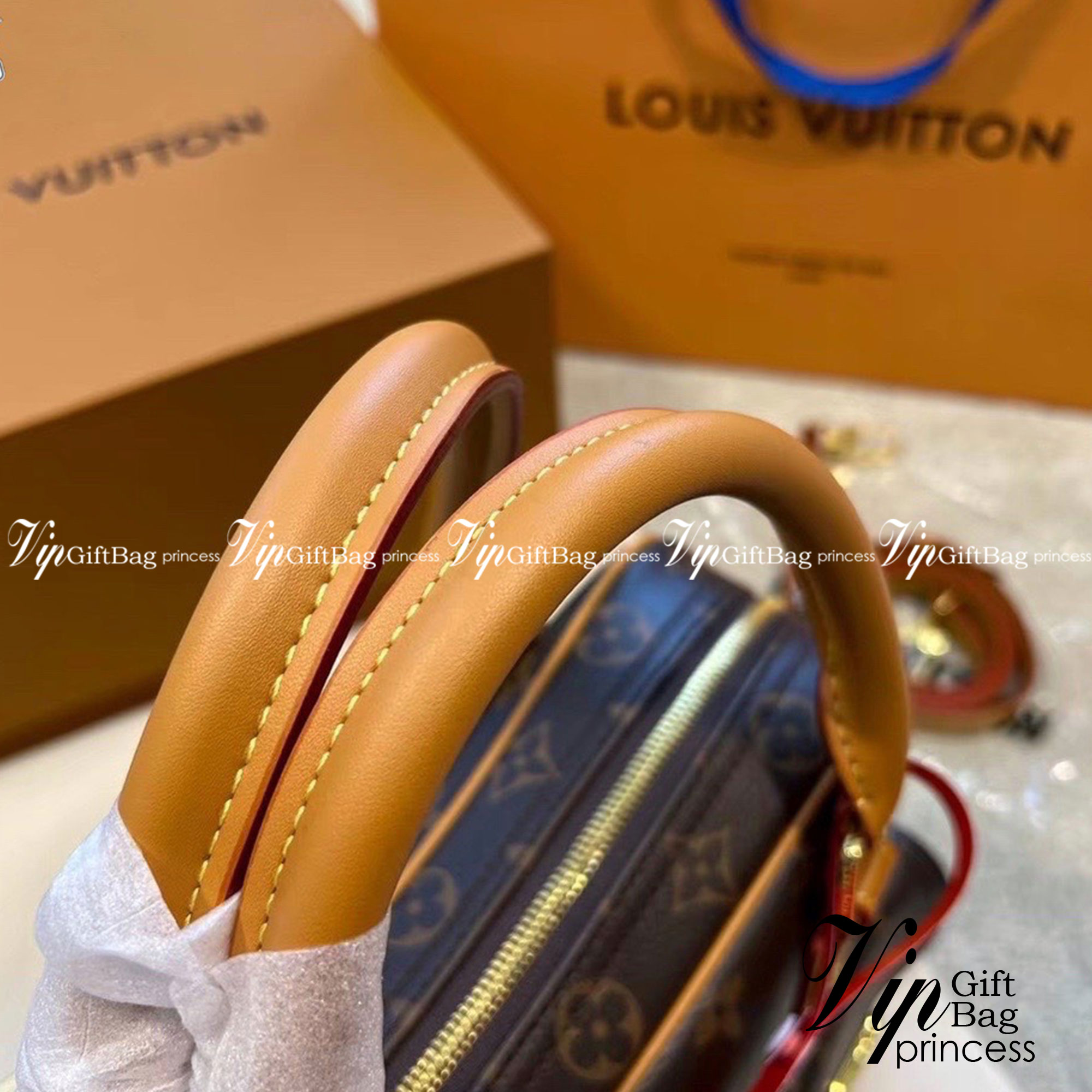 LV Manhattan Pm Monogram Handbag กระเป๋าถือทรงผู้ดี คลาสสิค สวยหรู ไซส์กำลังสวย ดีไซน์ตกแต่งกระเป๋าเล็กด้านหน้า ใส่ของจุกจิกได้ วัสดุหนังแคนวาส ภายในโล่งกว้างมาก มีช่องซิปและช่องย่อย มาพร้อมสายสะพายครอสบอดี้