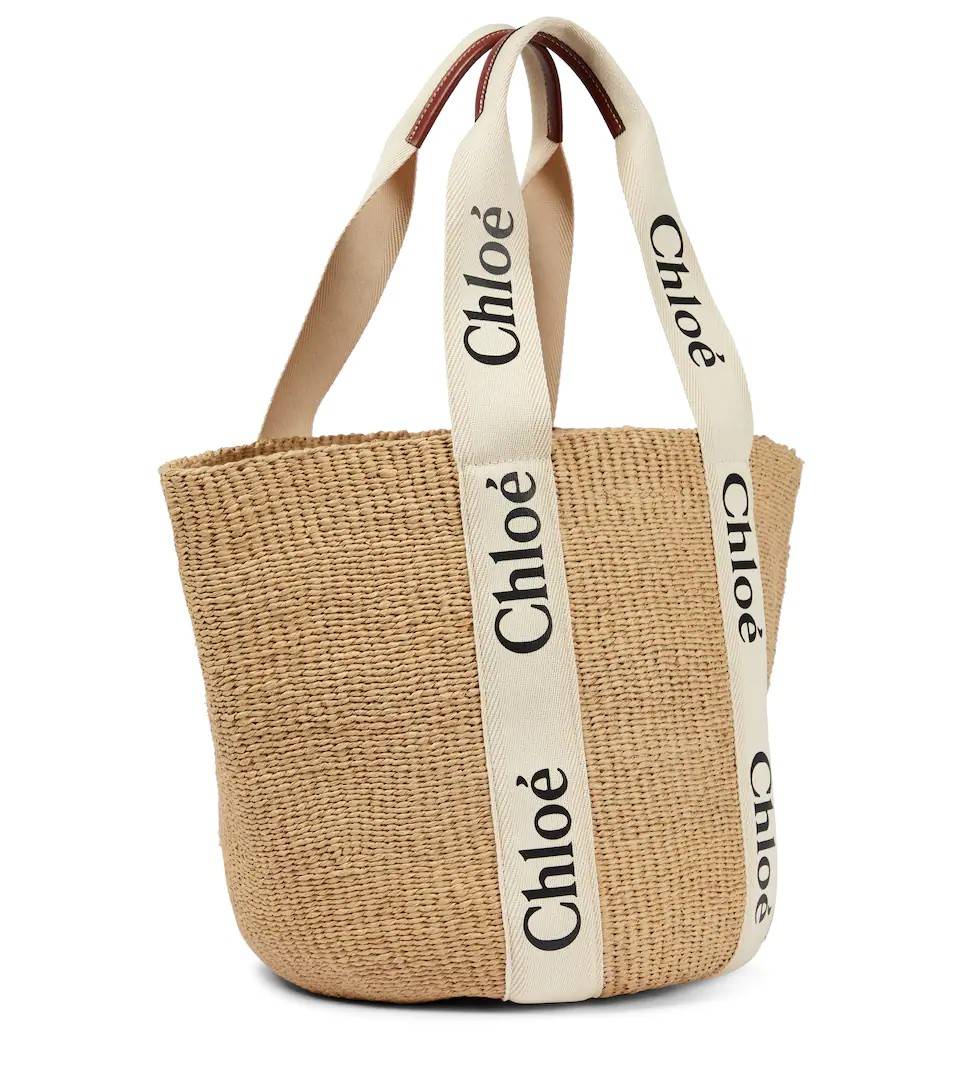 CHLOE LARGE WOODY BASKET กระเป๋าสะพายสานทรงตะกร้า ยอดฮิตติดลมของแบรนด์ ด้วยวัสดุสังเคราห์จากธรรมชาติ สานทอเต็มใบออกมาเป็นลวดลายสวยงาม ตัดด้วยริบบิ้นคาดโดดเด่น ภายในโล่งกว้างมาก จุของได้เต็มที่ เป็นดีไซน์ผู้ดีย้อนยุคที่ดูแพงจริงๆ ใบนี้สามารถสะพายไปเที่ยว ไ