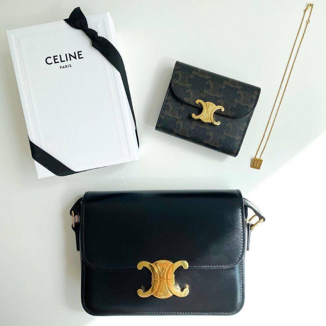 CELINE SHORT WALLET VIP GIFT WITH PURCHASE (GWP) พรีเมี่ยมกิ๊ฟ Limited จาก CELINE HAUTE PARFUME DUTYFREE COUNTER วัสดุ Triomphe Canvas หนังสวยอยู่ทรงปั้มโลโก้ด้านหน้าเปิดปิดฝาพับกระดุม ภายในมีช่องแบ่งหลายช่อง มีช่องใส่บัตรหลายช่อง ช่องใส่เหรียญ ช่องใส่ธนบ