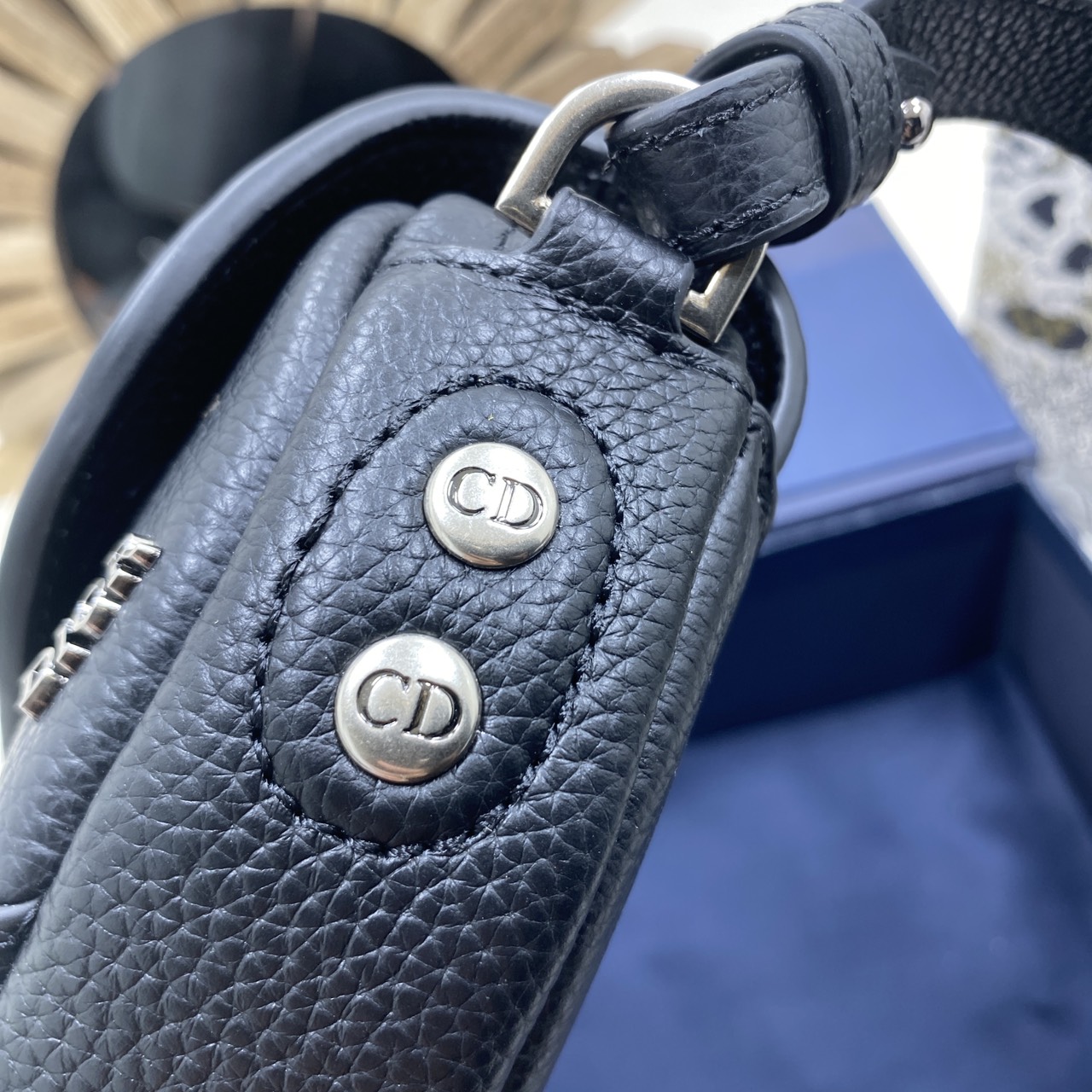 ORI หนังแท้ | DIOR Mini Saddle Bag Icons Leather black กระเป๋าสะพาย คาดอก เปิดตัวครั้งแรกในงานแฟชั่นโชว์ Summer 2025 ดีไซน์สุดไอคอนิกมาตีความใหม่ด้วยรูปทรงที่ทันสมัย