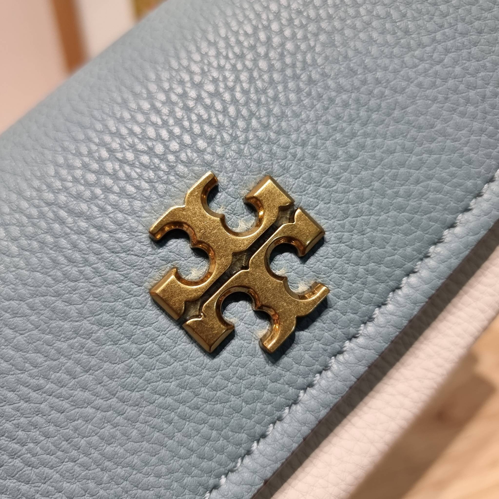 TORY BURCH LIMITED-EDITION MINI BAG รุ่นลิมิเต็ด ที่ sold out ไปแล้วหลายช็อป มีมาให้ช้อปที่นี่! กับกระเป๋าสะพายข้างทรงผู้ดี ไซส์มินิ ที่ผลิตมาในจำนวนจำกัด โดดเด่นด้วยอะไหล่ทองคลาสสิคหรูหรา และสายสะพายโซ่สลับหนัง ทำให้สะพายได้โดยไม่เจ็บไหล่