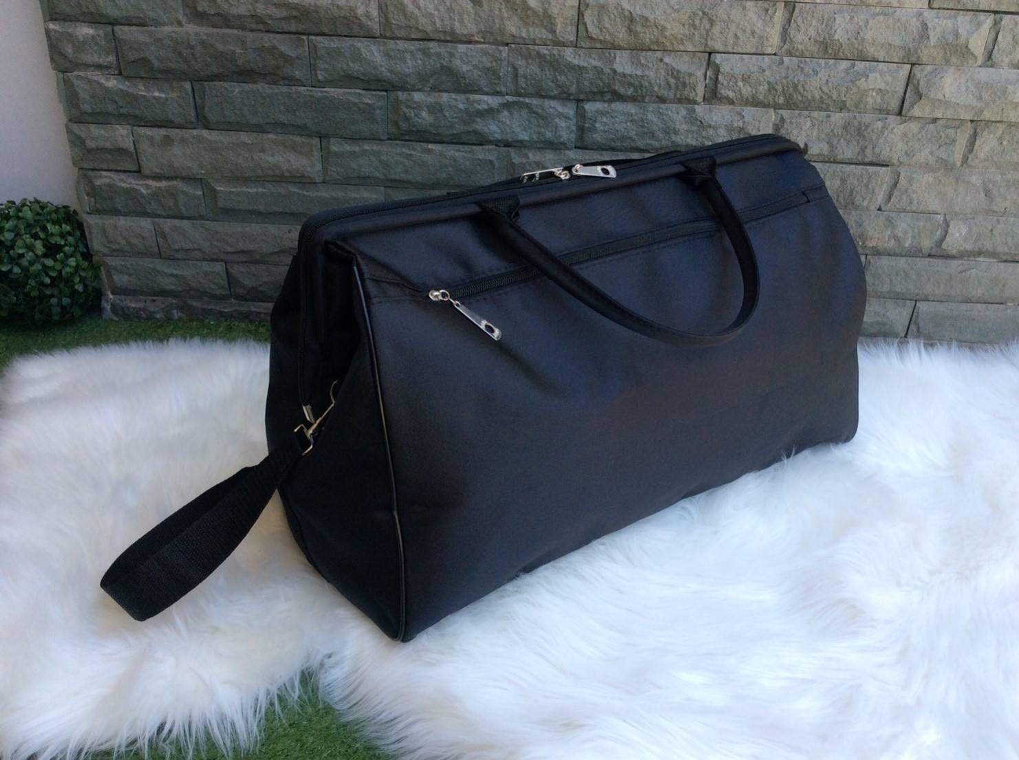 Don't Miss! กระเป๋าเดินทางแบรนด์ดัง 3CE ของแท้จากเกาหลีวัสดุ NYLON เนื้อหนาสีดำสกรีนโลโก้ 3CE ด้านหน้า หูหิ้วหนังแข็งแรงสะพายไหล่ได้ ใบใหญ่จุใจใส่เสื้อผ้า รองเท้าของใช้ได้เยอะ น้ำหนักเบา ดูแลรักษาทำความสะอาดง่าย เปิดปิดด้วยซิปสะดวกใช้ ภายในมีช่องเล็ก