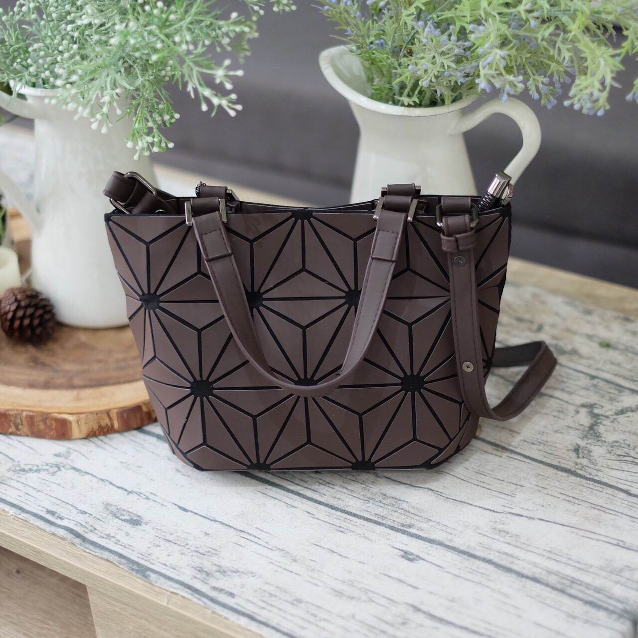 New Collection ka ' Matte Color ' ✨✨ สีด้าน มีให้เลือกถึง 4 สี 🍭🍭แถมยังลาย Limited edition หายาก 👍ปรับทรงได้ 2 แบบ น่ารักมาก จากแบรนด์ David Jones กระเป๋าสะพายข้างดีไซน์เกร๋มาก สีสวยหรูมาก ขนาดกะลังดีเลย น้ำ