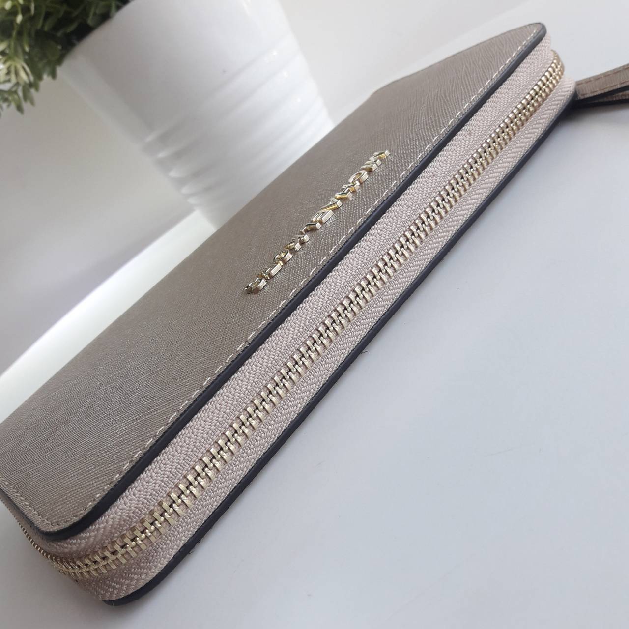 Best seller! งานขายดี รุ่นใหม่คะ Michael kors saffiano Wallet กระเป๋าสตางค์ใบยาว หนัง Saffiano ซิปรอบ สวยหรู มาก อะไหล่ปั้มโลโก้แบรนด์ ด้านในมีช่องใส่บัตร เยอะม้ากกก อีกด้านมีช่องแบงค์+ซิปใส่เหรียญ จุของได้เยอะจริงๆคะ ใส่ iphone 6+ ได้ สวยหรูดูดี อุปกรณ์ค