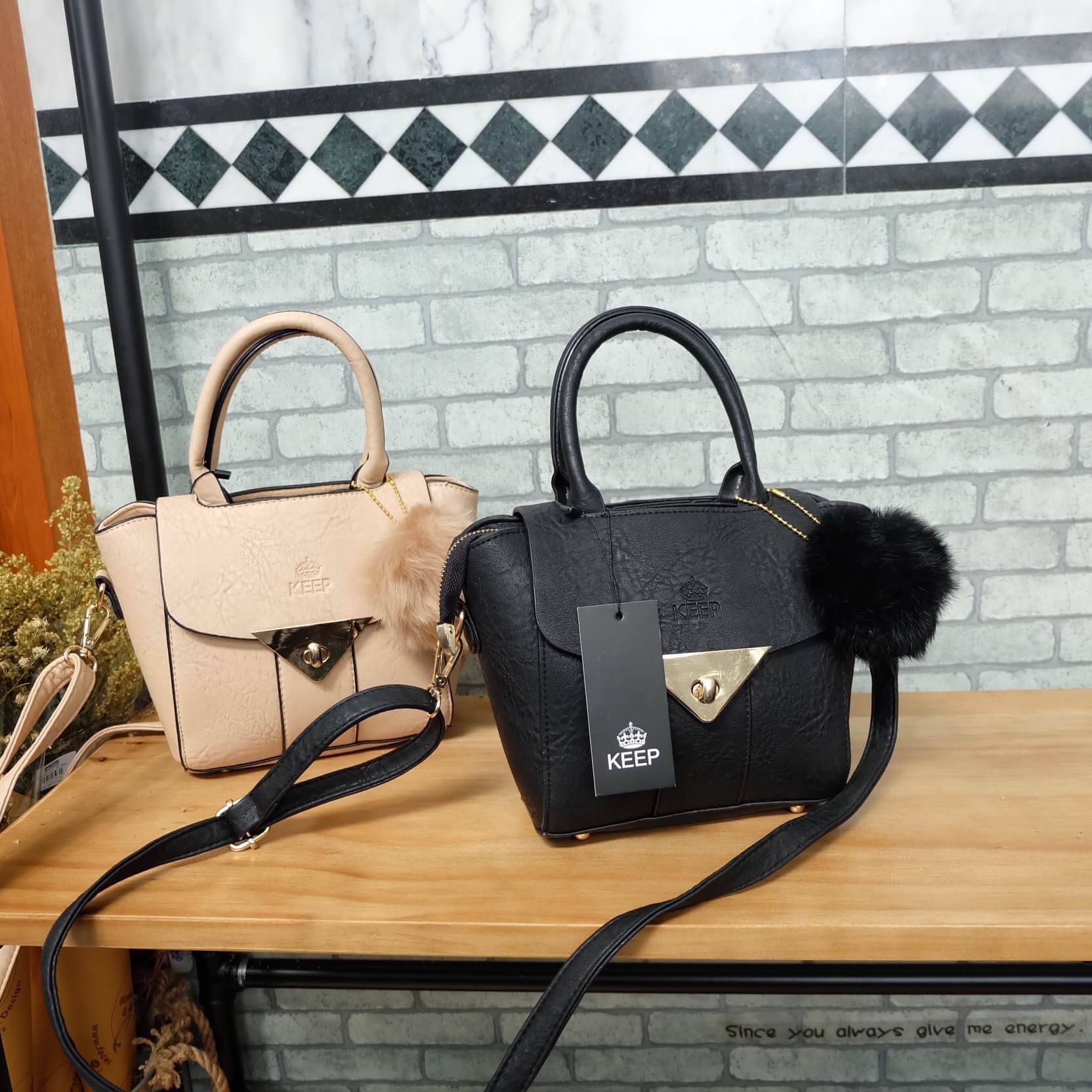 New arrival ! จากแบรนด์ KEEP #จุดเด่นที่ >ลายหนังสวยชัด >เนื้อ matte ถือสะพายเข้าง่ายกับทุกชุด >ขนากกระเป๋ามินิ กะทัดรัด คะ ใส่ กปต ยาว มือถือได้ > มีช่องย่อยแบ่งเก็บของด้านใน เป็นสัดส่วน >ก้นมีหมุดรองหนัง >มีสายยาวสะพายได้ ปรับ free siz