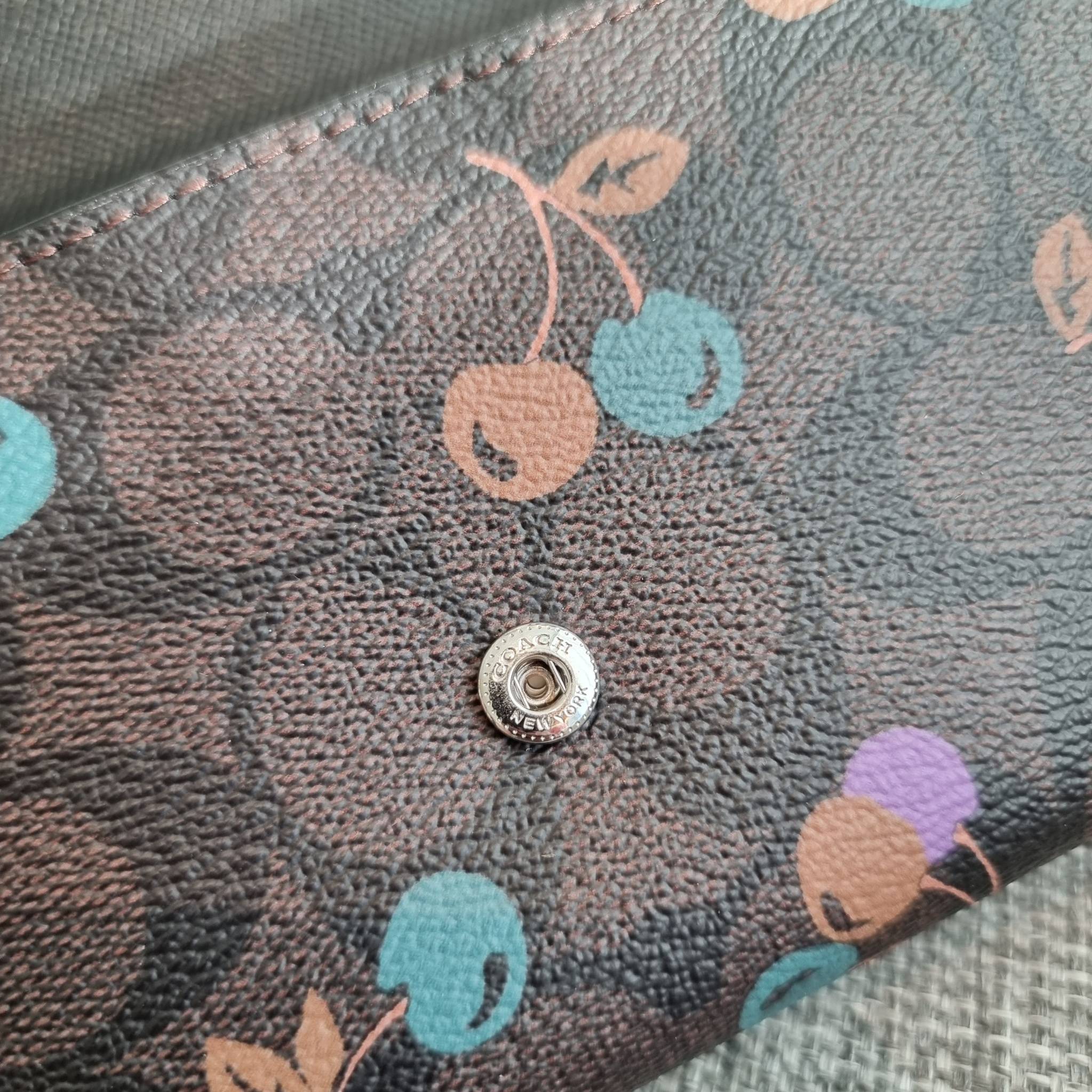 OUTLET 】COACH F31562 SLIM ENVELOPE WALLET IN SIGNATURE CANVAS WITH CHERRY PRINT คอลเลคชั่นใหม่ล่าสุด ต้อนรับนิวเยียร์ไปเลย!! 🍒🎊 กระเป๋าสตางค์รุ่นขายดี ทรงจดหมายรุ่นฝาพับ ดีไซน์ลายเชอร์รี่ น่ารักสดใส วัสดุหนังแคนวาสเคลือบลาย ภายในใส่มือถือไ