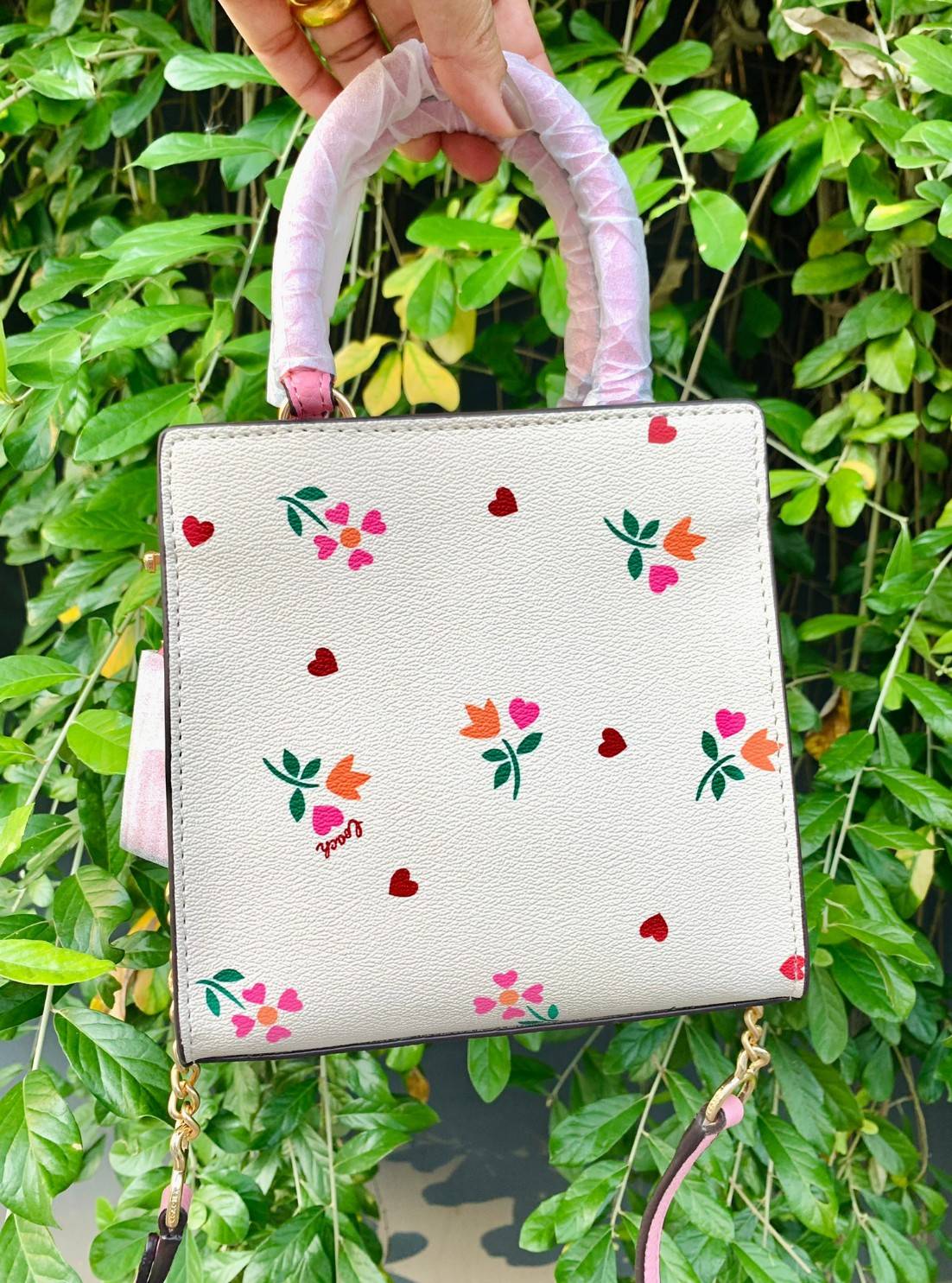 COACH MINI PEPPER CROSSBODY WITH HEART PETAL PRINT ((C7599)) พร้อมส่งที่ น้องใหม่ล่าสุดค่าา! กระเป๋าสะพายครอสบอดี้ร์ หรือหิ้วออกงานก็สวยไม่น้อยทีเดียวค่ะ หนังแท้นิ่มสวย ตัวกระเป๋าทำลายดอกหัวใจได้สวยงามน่าใช้มากๆเลยค่ะ