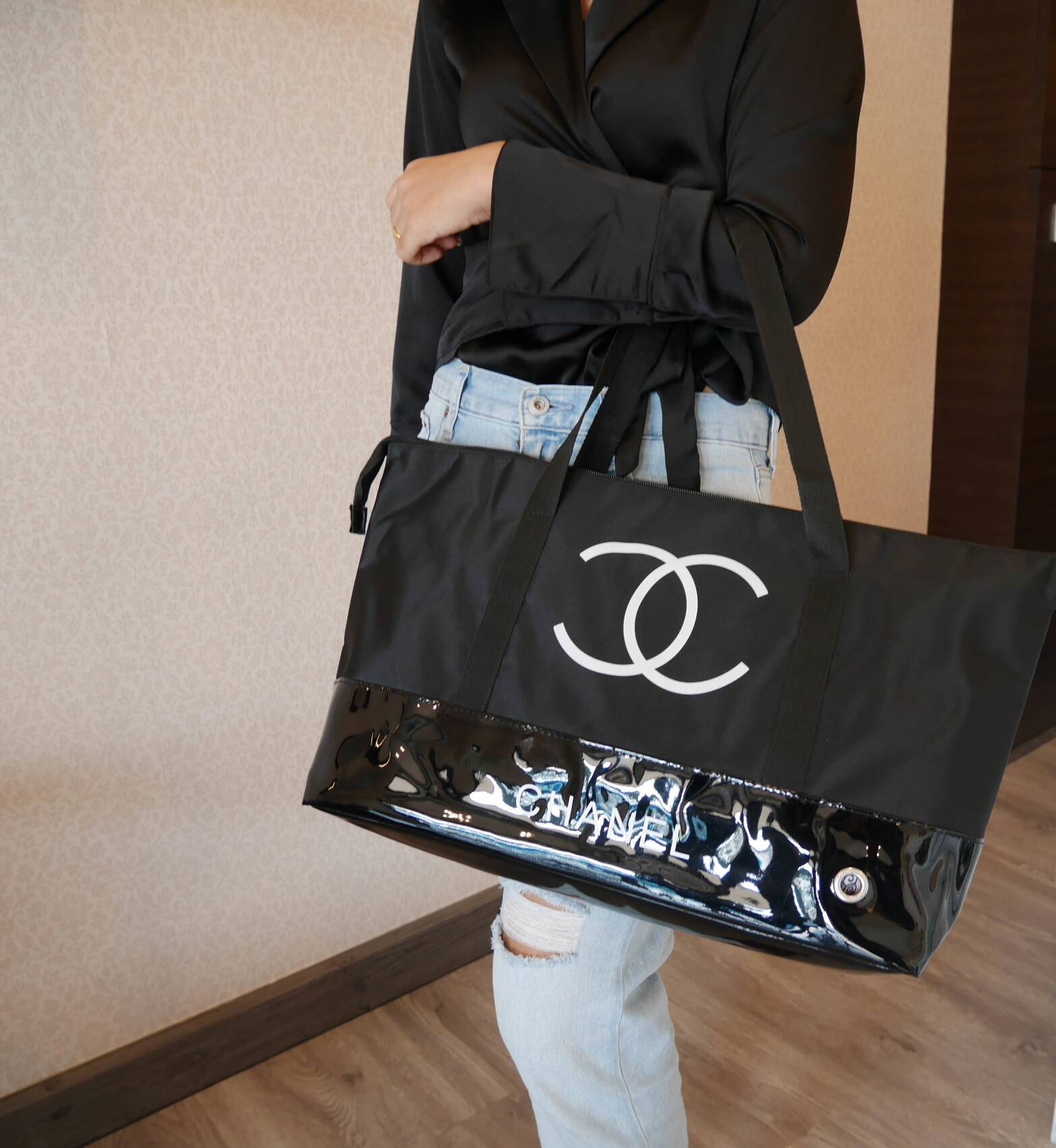 งานพรีเมี่ยมกิ้ฟ จากเคาเตอร์ต่างประเทศนะคะ 🎄🎄 New! กระเป๋าใบใหญ่ทรง Tote จากแบรนด์ Chanel VIP gift Bag ของแท้ 100% ทำจากผ้าหนา Polyester ฐานล่างกระเป๋าทำจากหนังแก้วผิวมันเงา สวยหรู สกรีนโลโก้ชาแนลหน้าหลัง หัวซิปปั้มโลโก้ ด้านในเป็นช่องกว้า