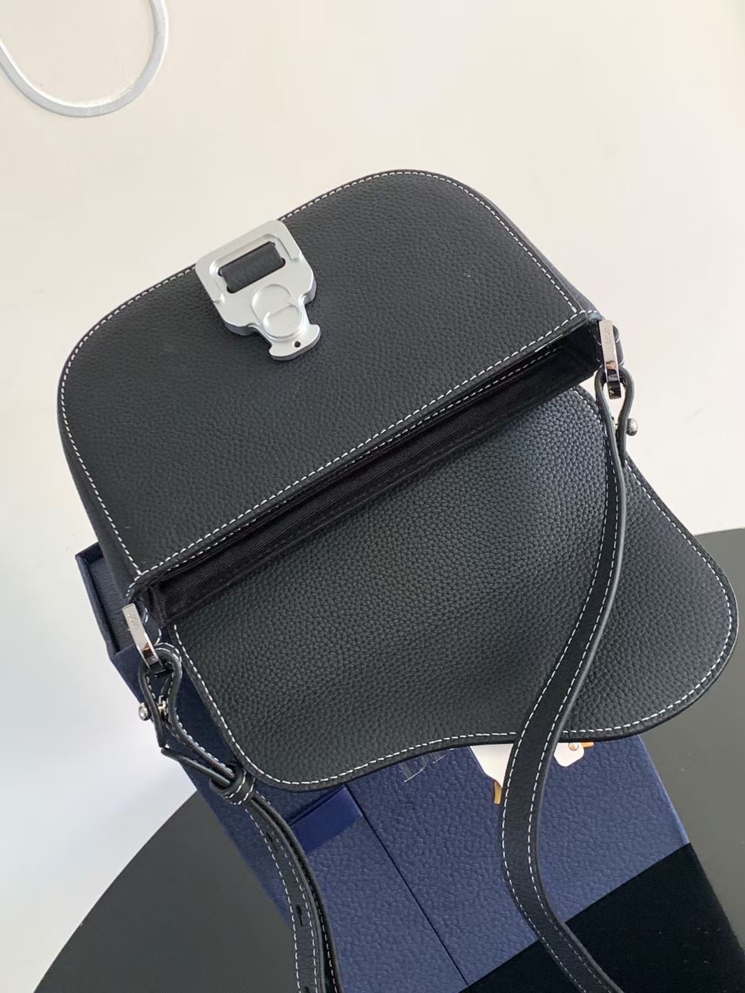 DIOR MINI Saddle Messenger Bag with Flap / Khaki / Black / Oblique Jacquard with Grained Leather กระเป๋าสะพายทรงแมสเซ็นเจอร์ รุ่นยอดนิยมของท่านชาย เกรดท็อปออริ สลับแท้ 1:1