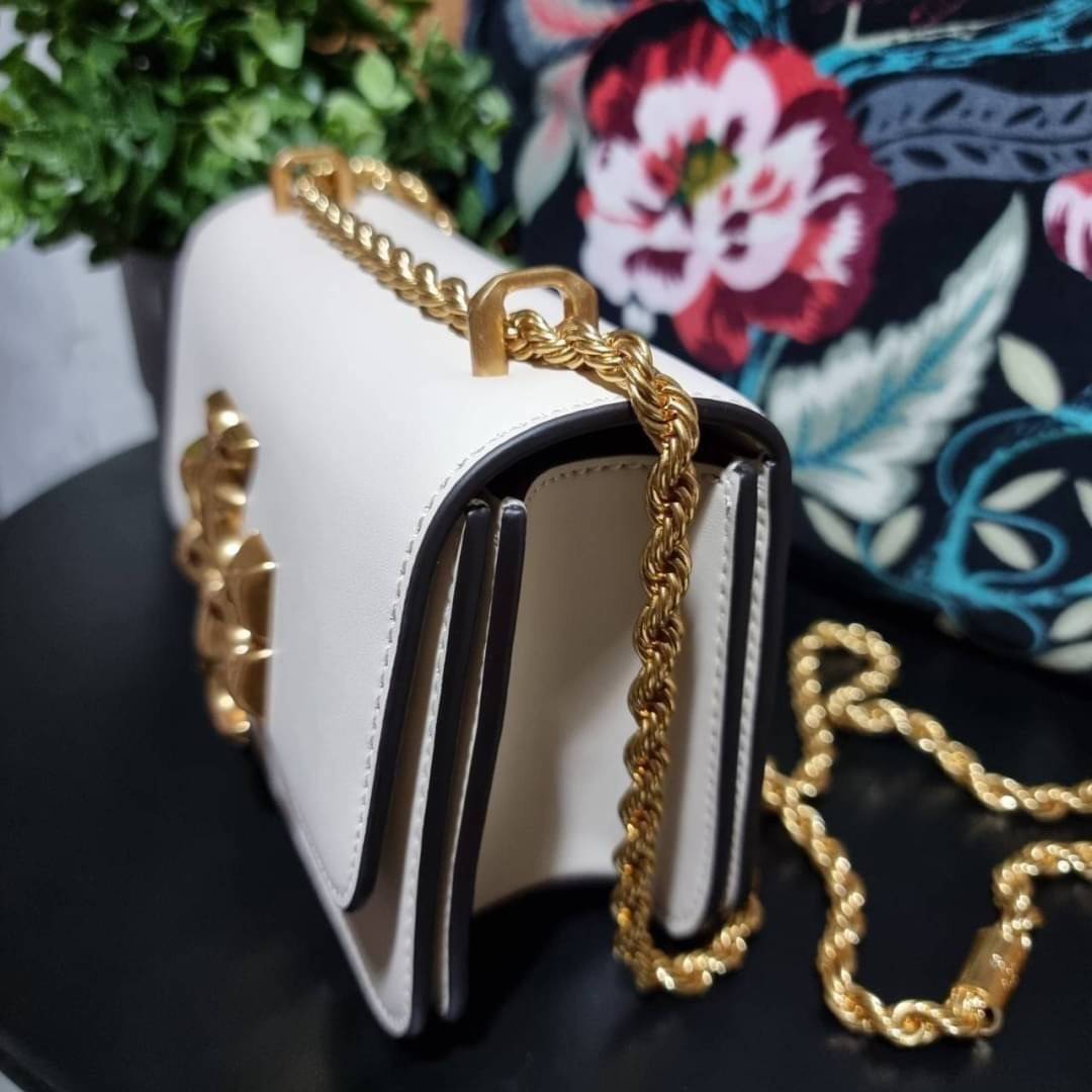 TORY BURCH ELEANOR SMALL CONVERTIBLE SHOULDER BAG ฮอตไอเท็ม รุ่นนี้ขายดีขายหมด สวยหรู คุณหนู ผู้ดี!! หายากมากแล้วน้า กระเป๋าสะพายข้าง ดีไซน์อยู่ทรง ขนาดกำลังสะดวกใช้สำหรับสาว วัสดุหนังแท้เต็มใบ สีทูโทน เปิด-ปิดด้วยแถบแม่เหล็ก ภายในแบ่งสัดส่วนได้เป็นอย่างด