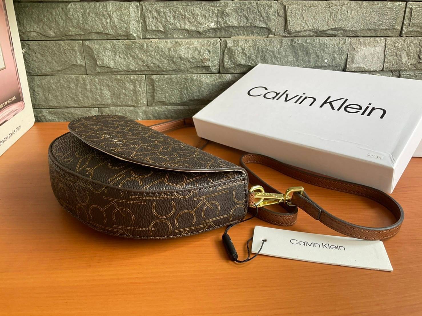 ของแท้ 💯% Calvin Klein Monogram Crossbody Bag กระเป๋าสะพายทรงครอสบอดี้ กระเป๋าคลัทช์ ทรงครึ่งวงกลม ขนาดน่ารัก ลายโมโนแกรมรอบใบ